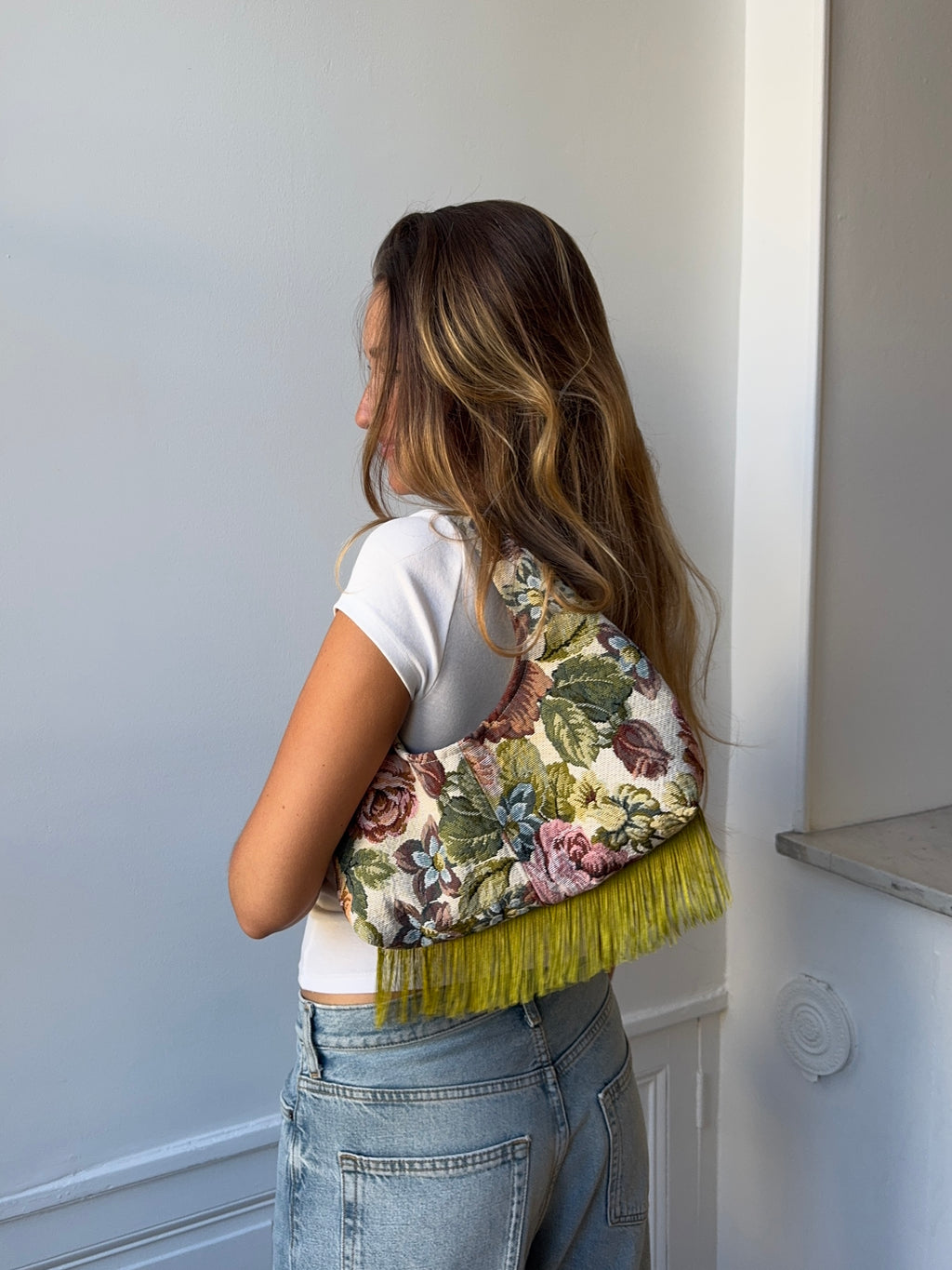 Sac upcyclé à fleurs et franges