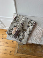 Pochette upcyclée à motifs et franges