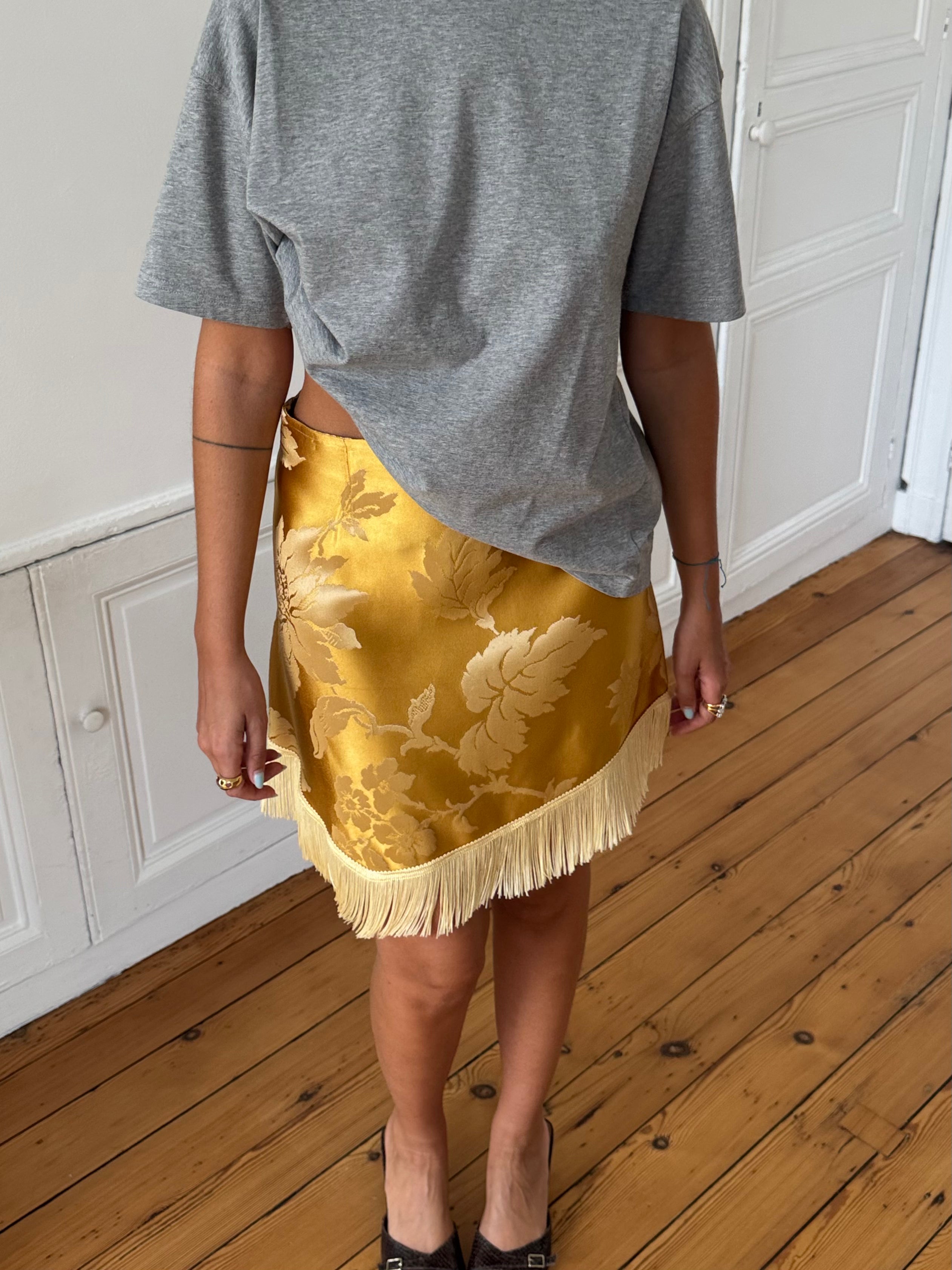 Jupe upcyclée satinée dorée et franges