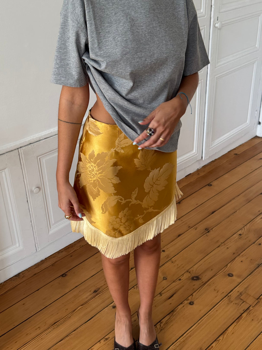 Jupe upcyclée satinée dorée et franges
