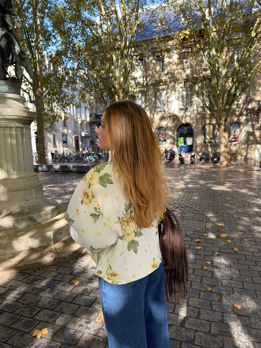 Veste upcyclée matelassée blanche à fleurs jaunes