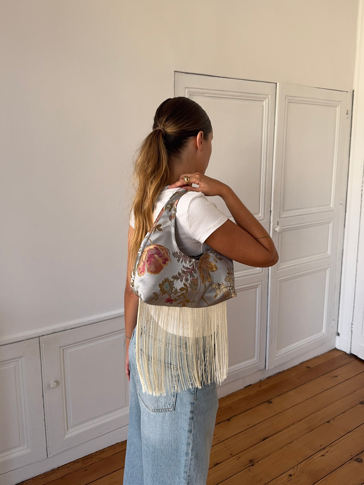 Sac satiné bleu à motifs et franges
