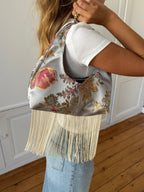 Sac satiné bleu à motifs et franges