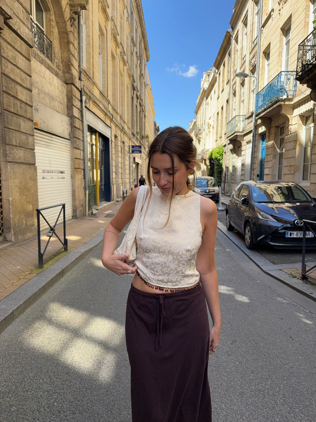 Top upcyclé dos nu satiné crème à motifs et perles vintage