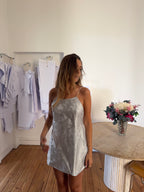 Robe dos nu upcyclée satinée ciel à motifs vintage