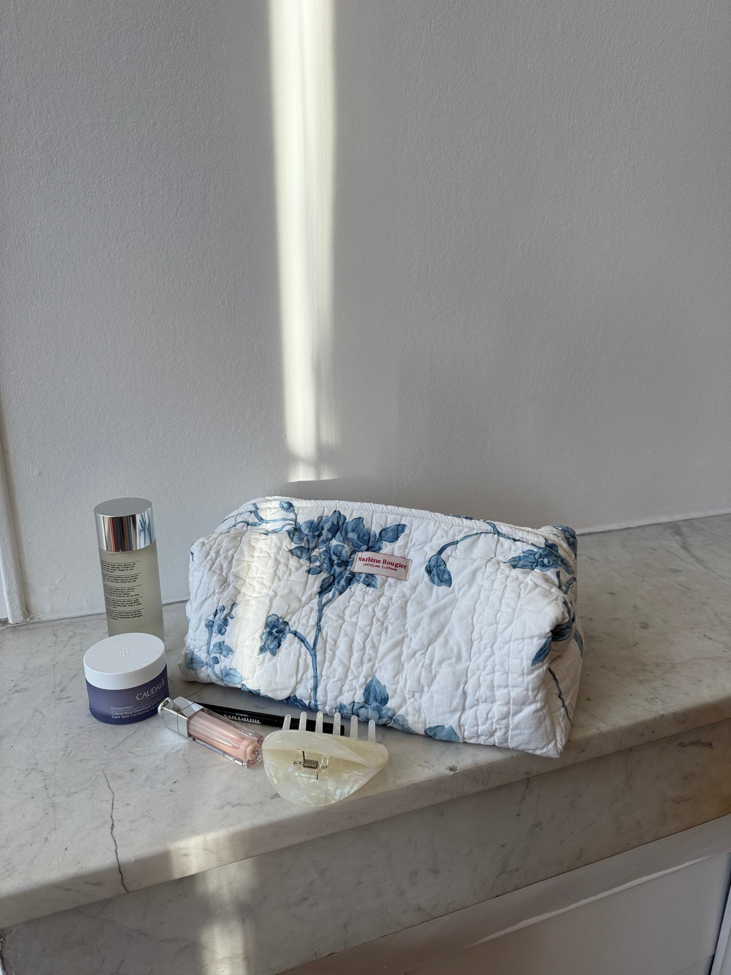 Trousse upcyclée matelassée blanche à fleurs bleues