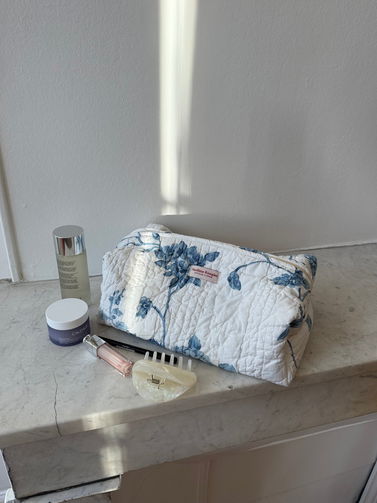 Trousse upcyclée matelassée blanche à fleurs bleues