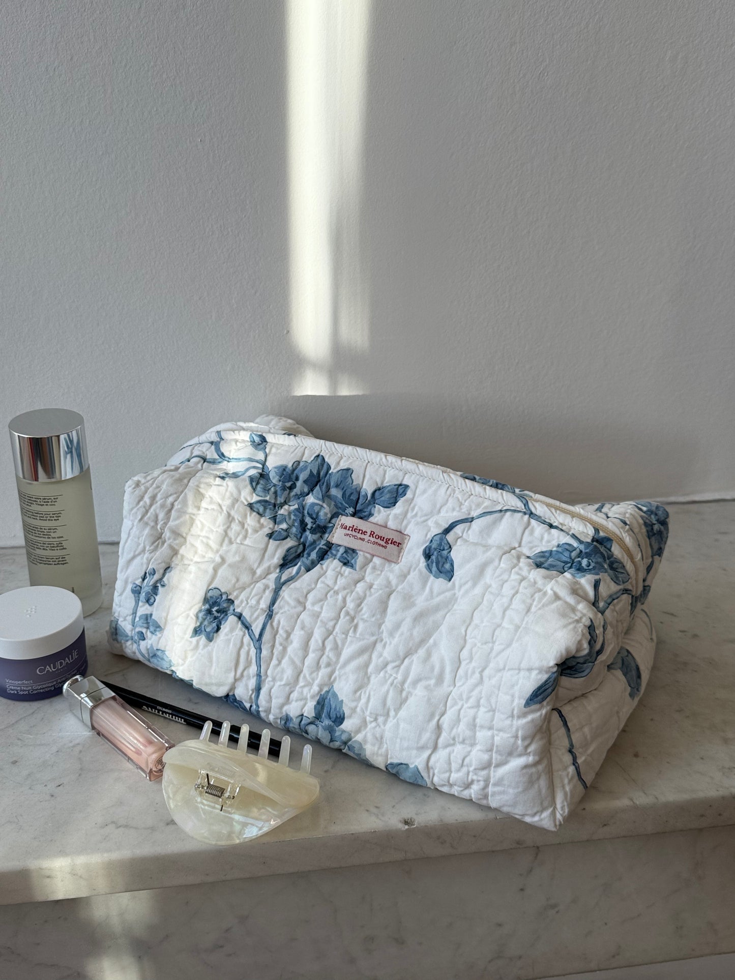 Trousse upcyclée matelassée blanche à fleurs bleues