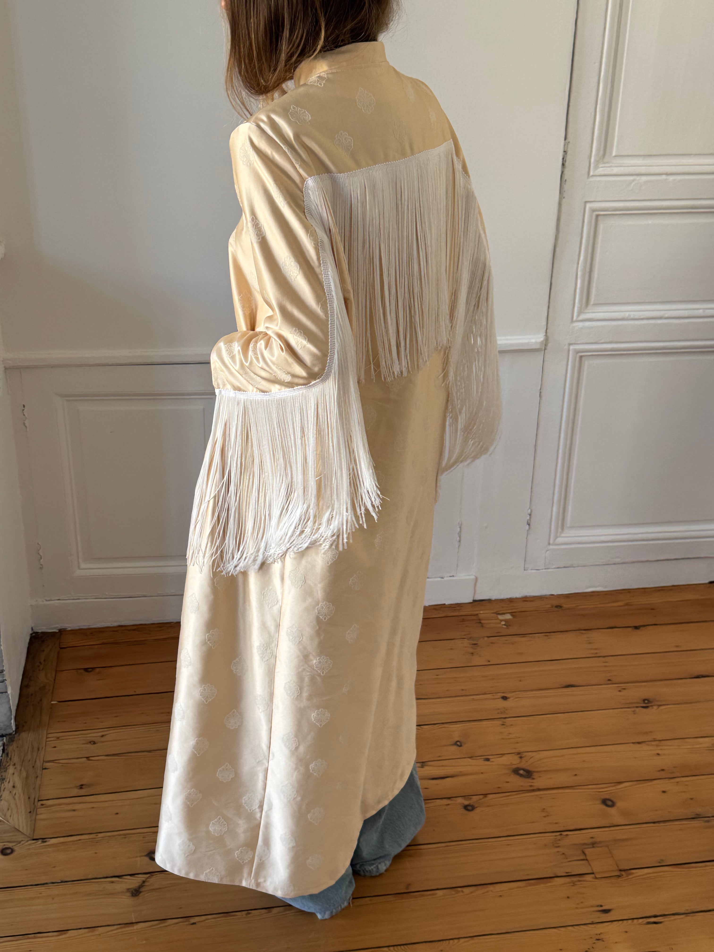 Veste longue upcyclée satinée crème et franges