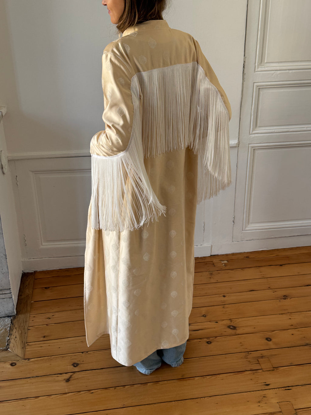 Veste longue upcyclée satinée crème et franges