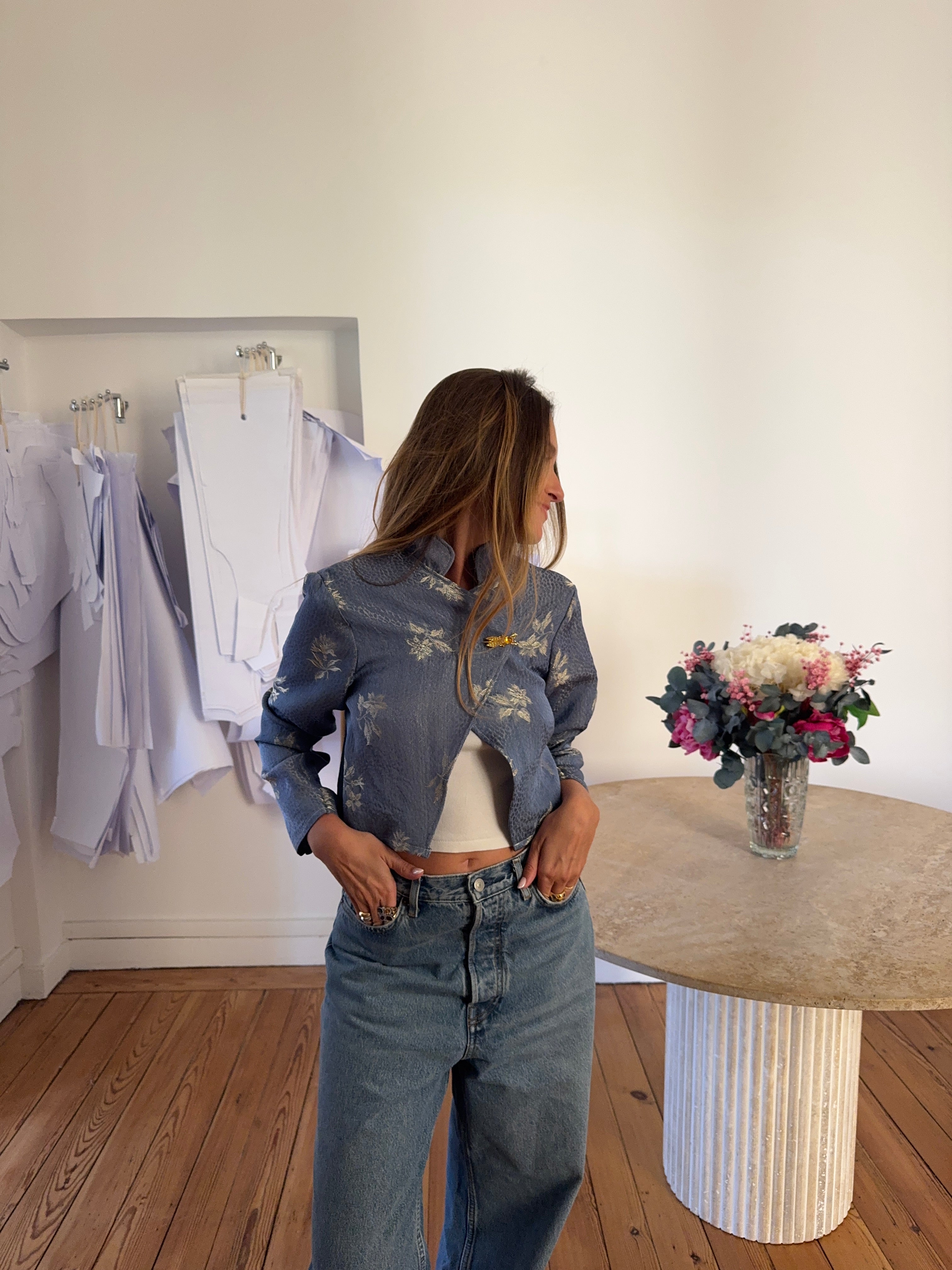Veste courte upcyclée bleu satiné à motifs vintage