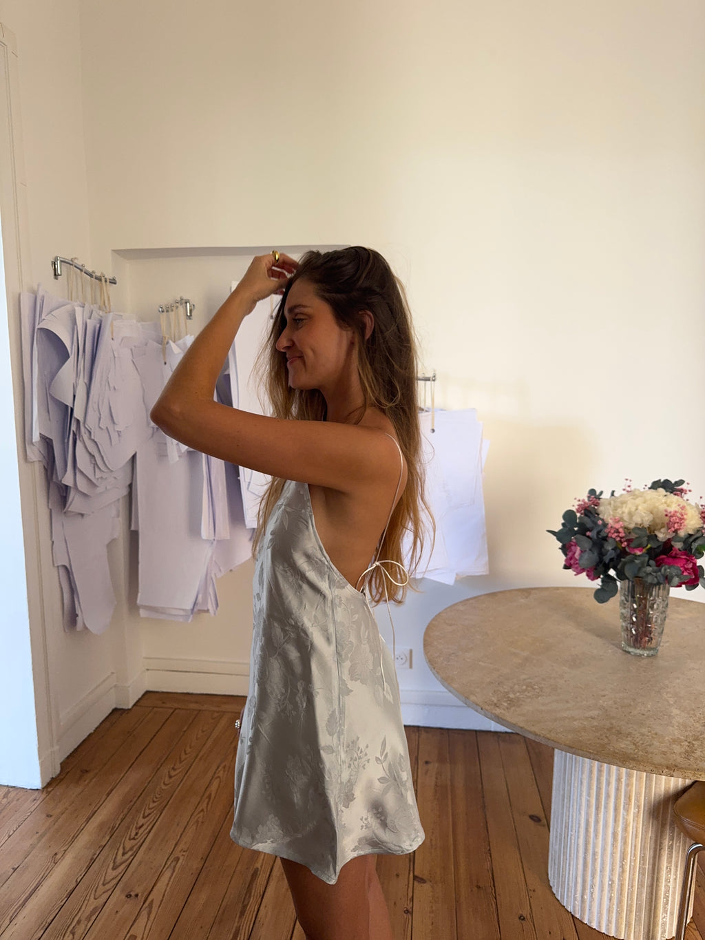 Robe dos nu upcyclée satinée ciel à motifs vintage