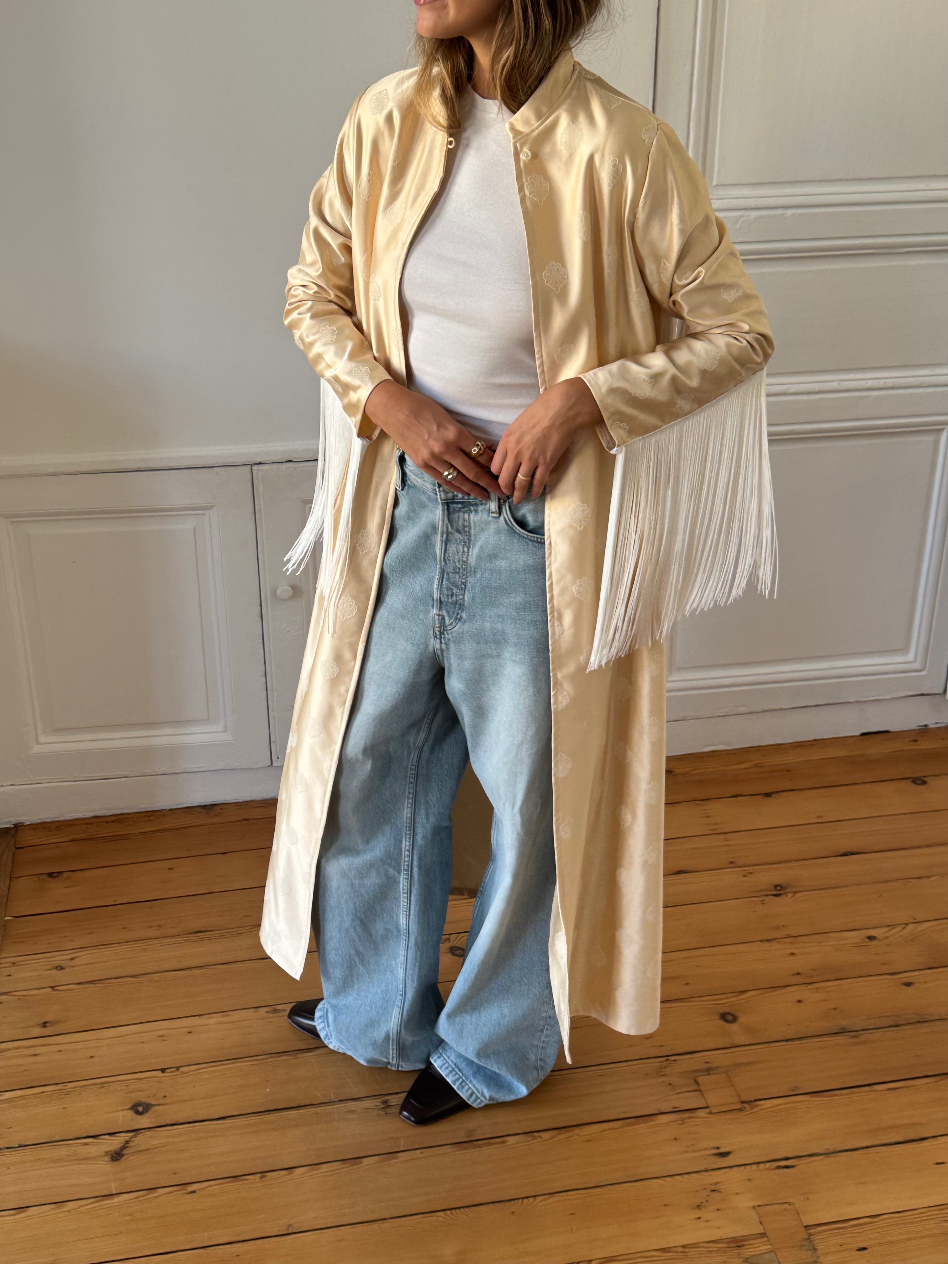 Veste longue upcyclée satinée crème et franges