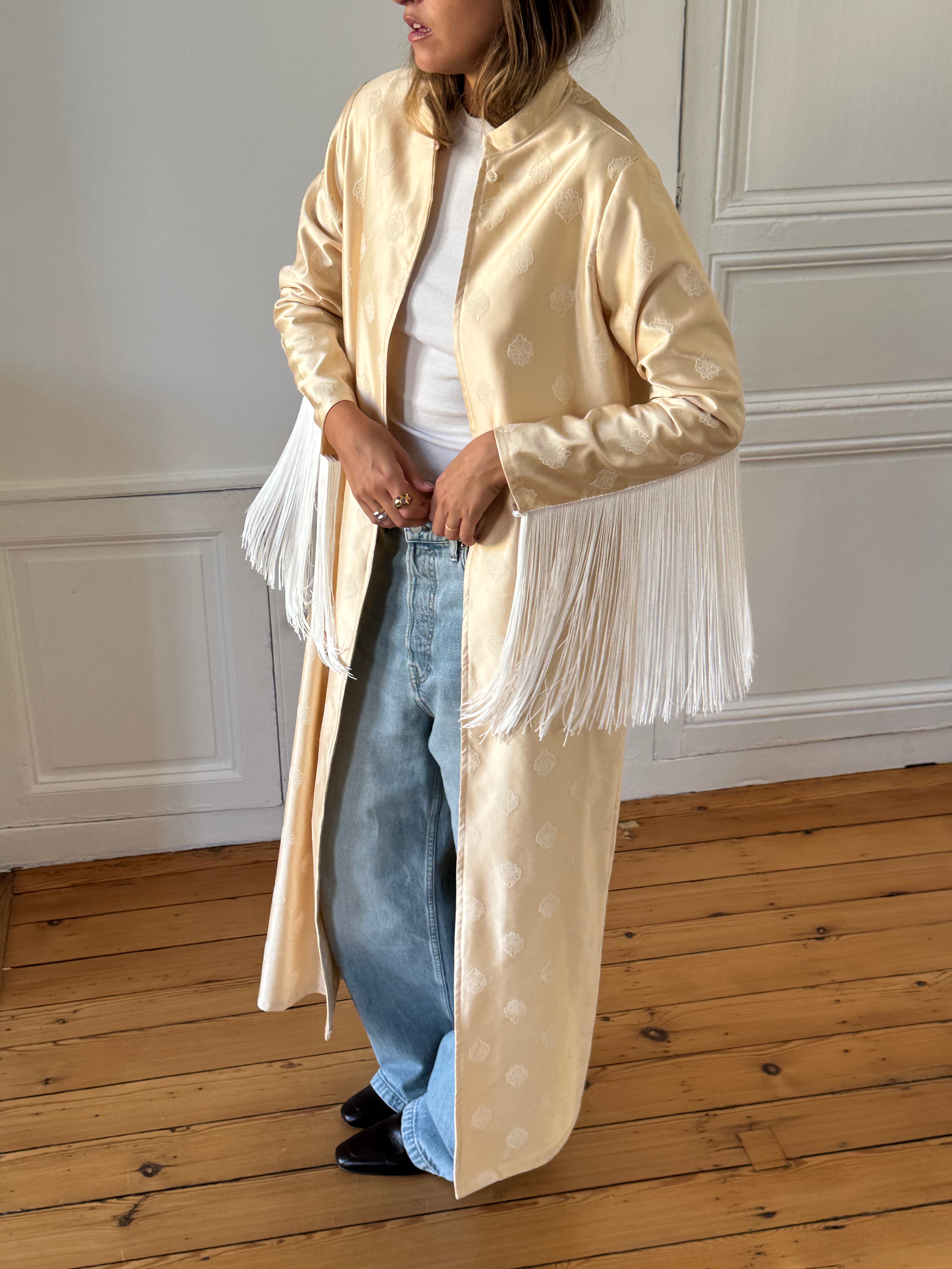 Veste longue upcyclée satinée crème et franges