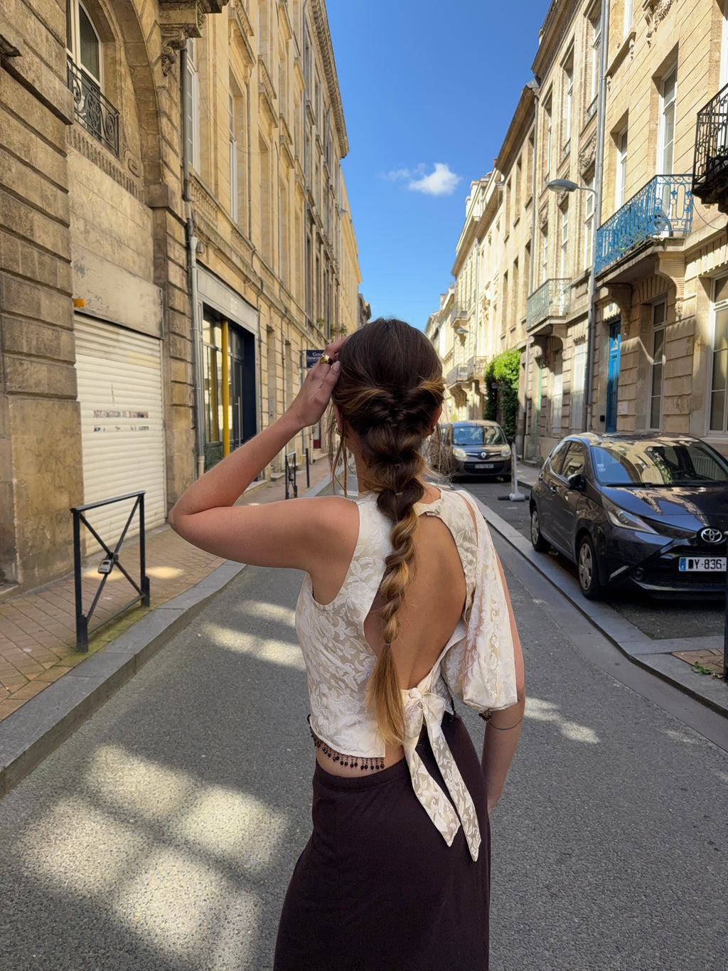 Top upcyclé dos nu satiné crème à motifs et perles vintage