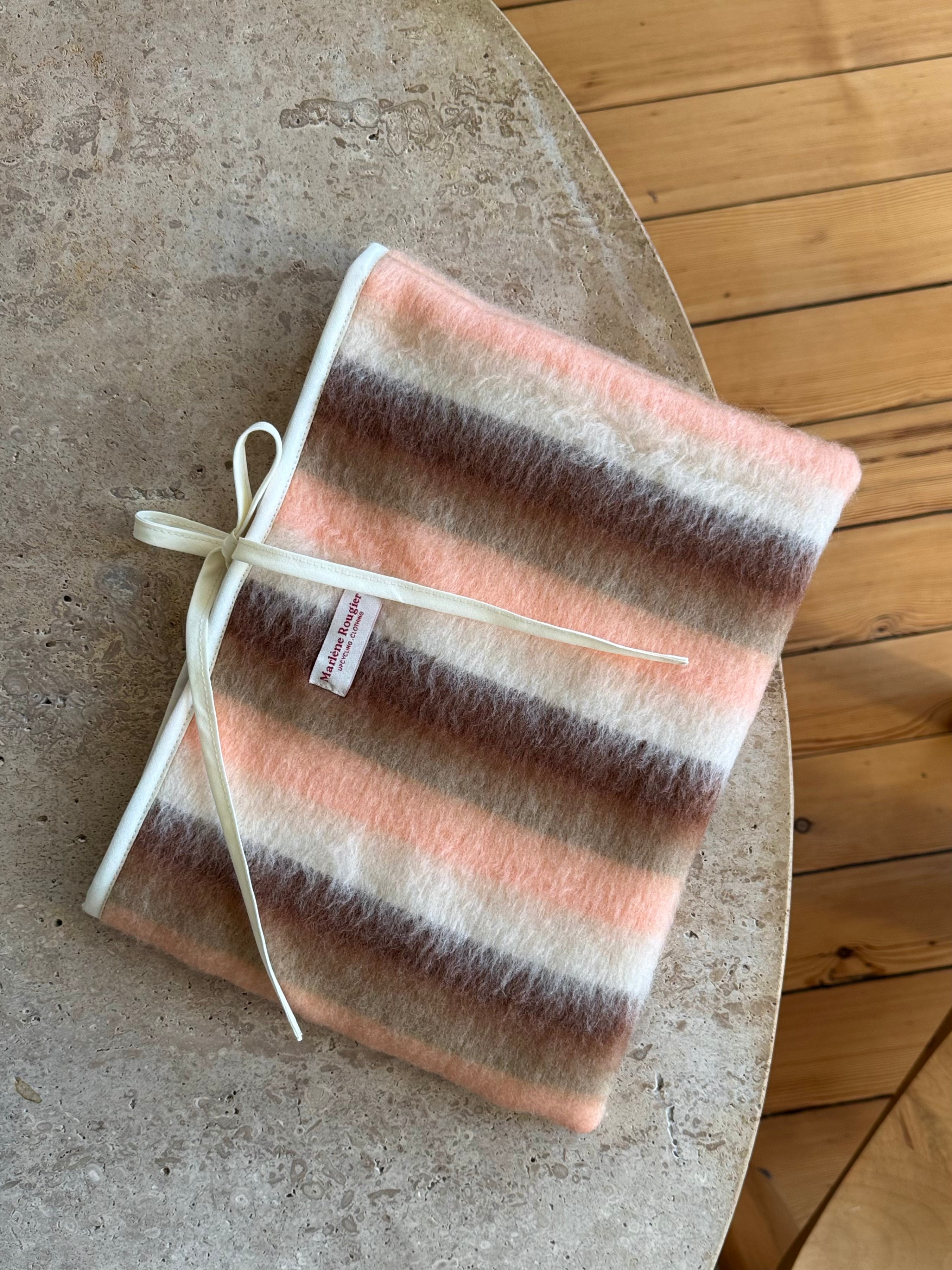 Pochette upcyclée laine à rayures colorées