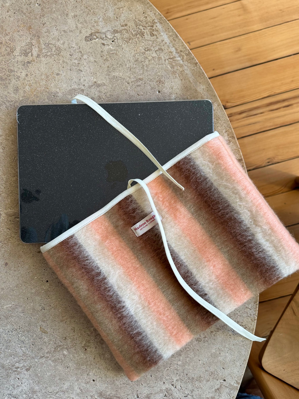 Pochette upcyclée laine à rayures colorées