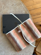 Pochette upcyclée laine à rayures colorées