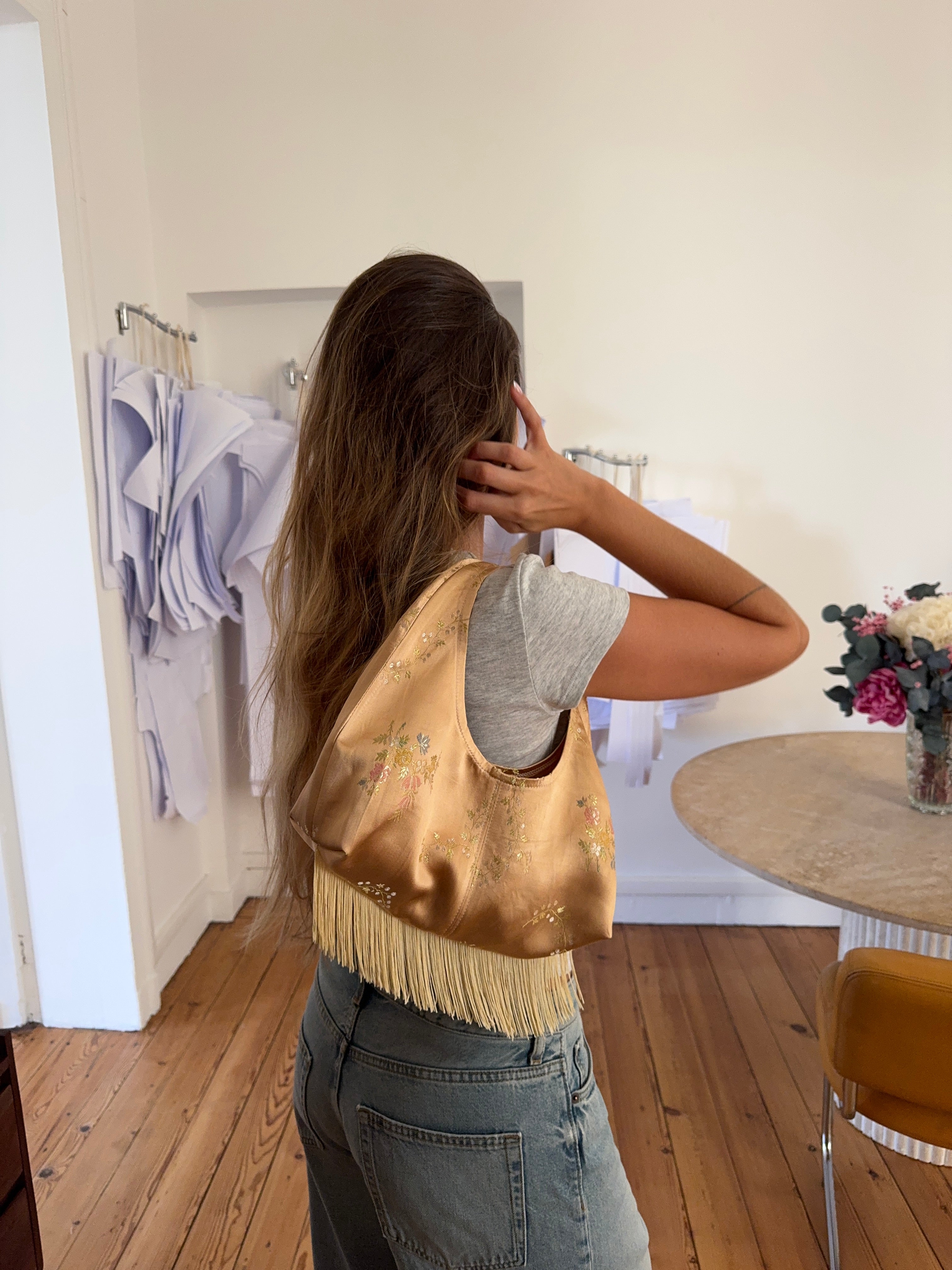 Sac upcyclé satiné doré et franges
