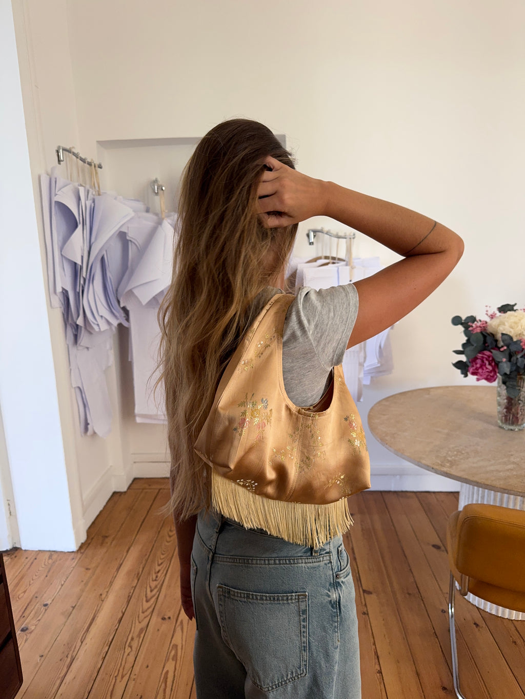 Sac upcyclé satiné doré et franges