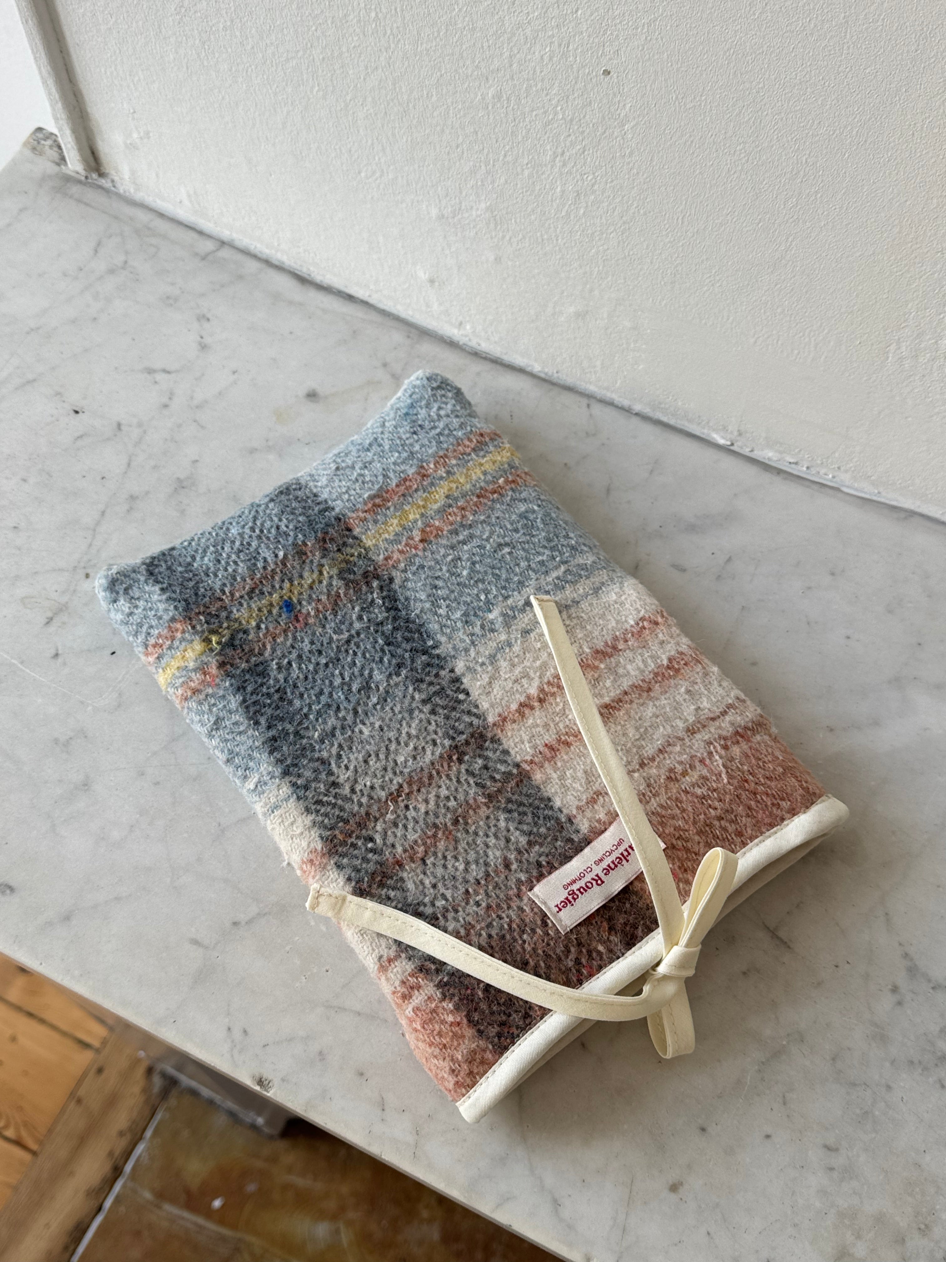 Pochette livre upcyclée laine à carreaux vintage