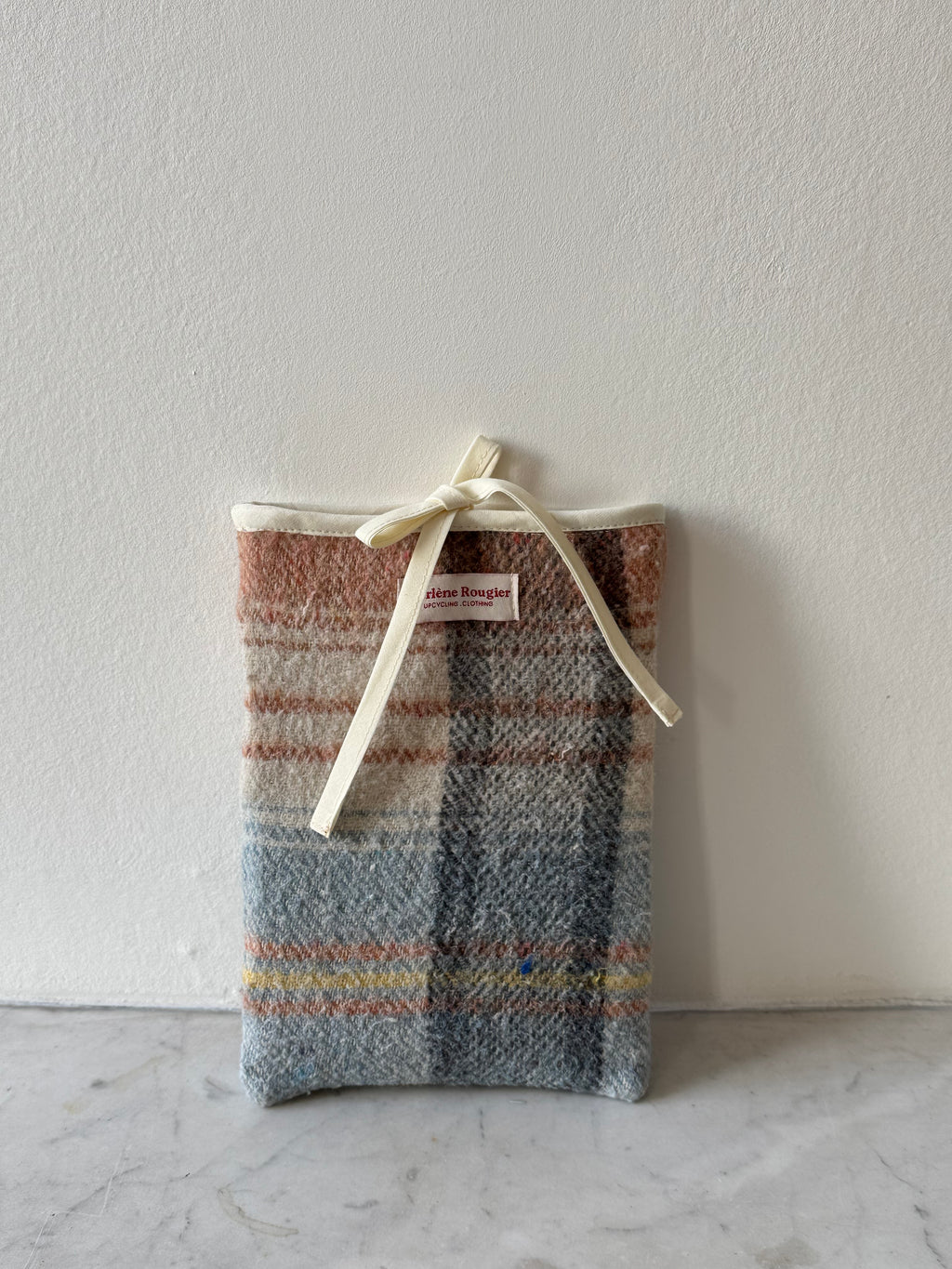 Pochette livre upcyclée laine à carreaux vintage