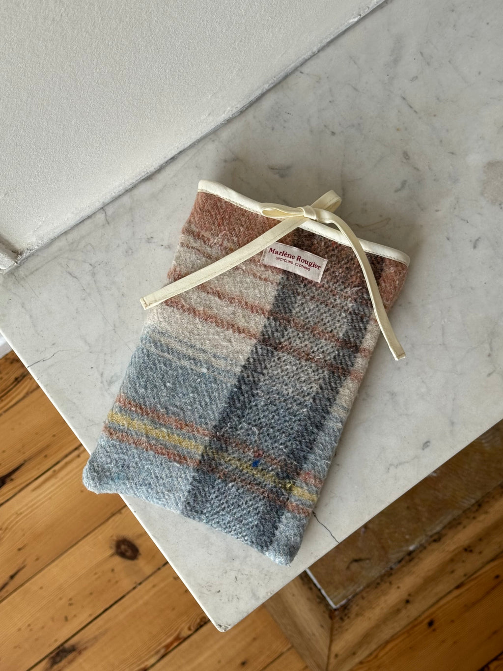 Pochette livre upcyclée laine à carreaux vintage