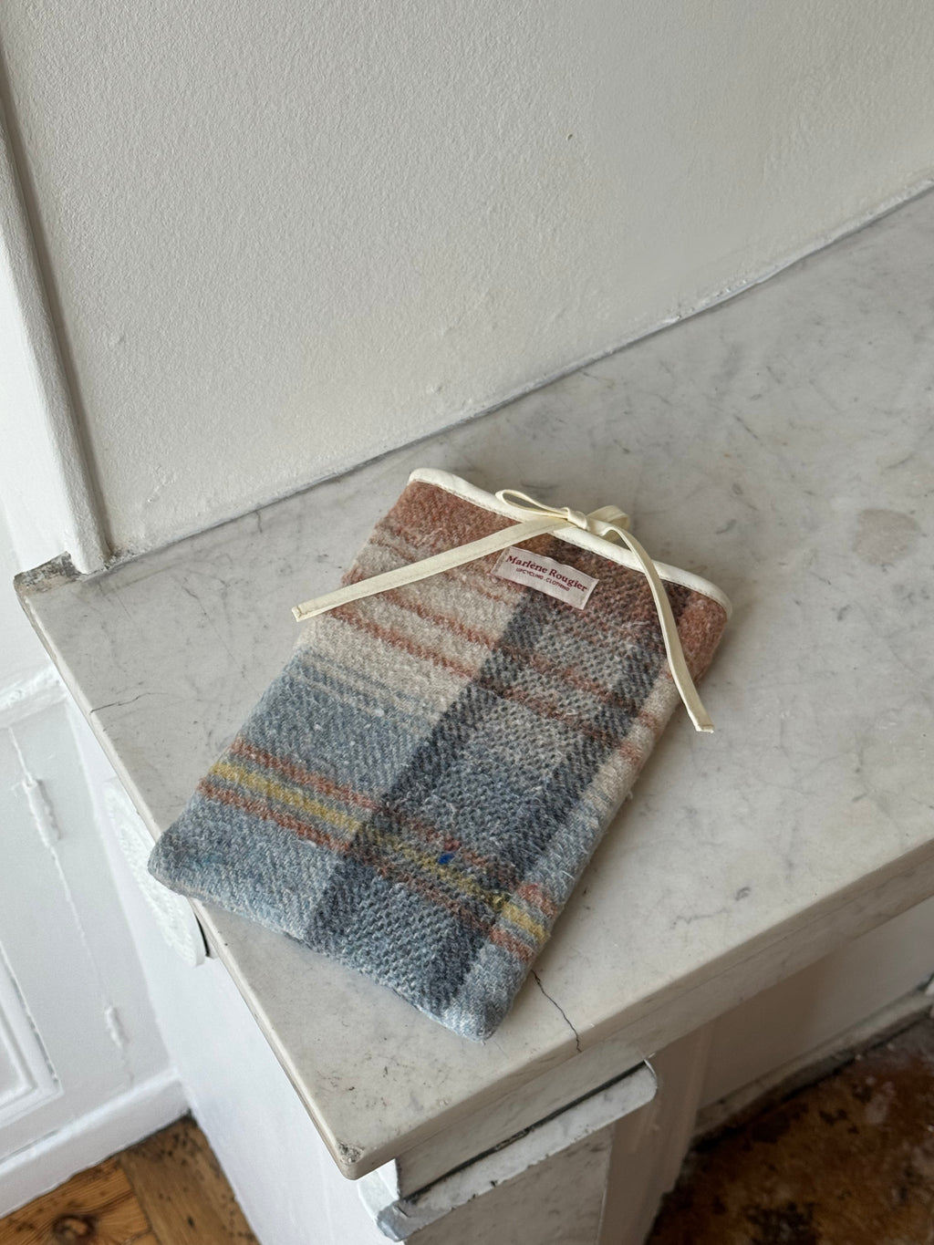Pochette livre upcyclée laine à carreaux vintage