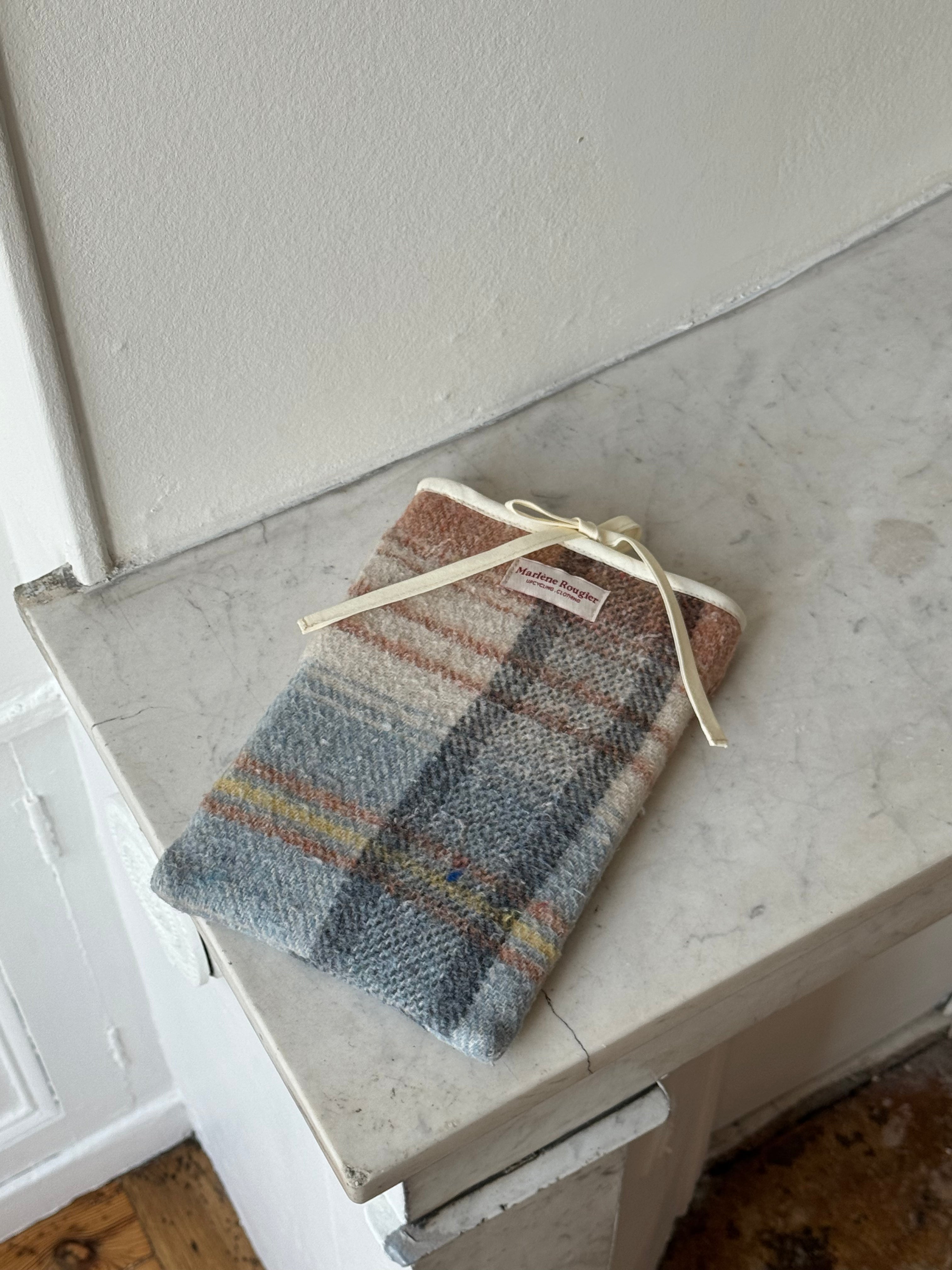 Pochette livre upcyclée laine à carreaux vintage
