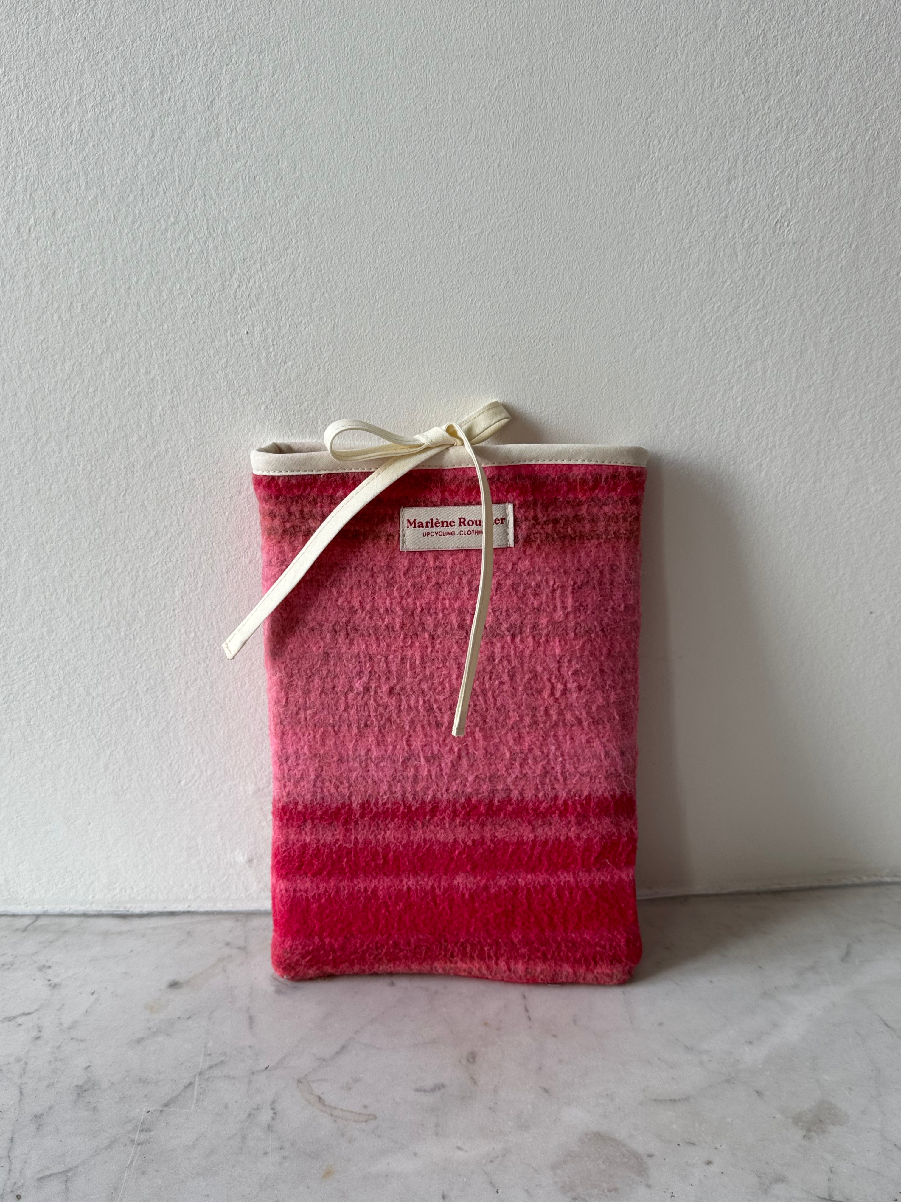 Pochette livre upcyclée laine rose rayée