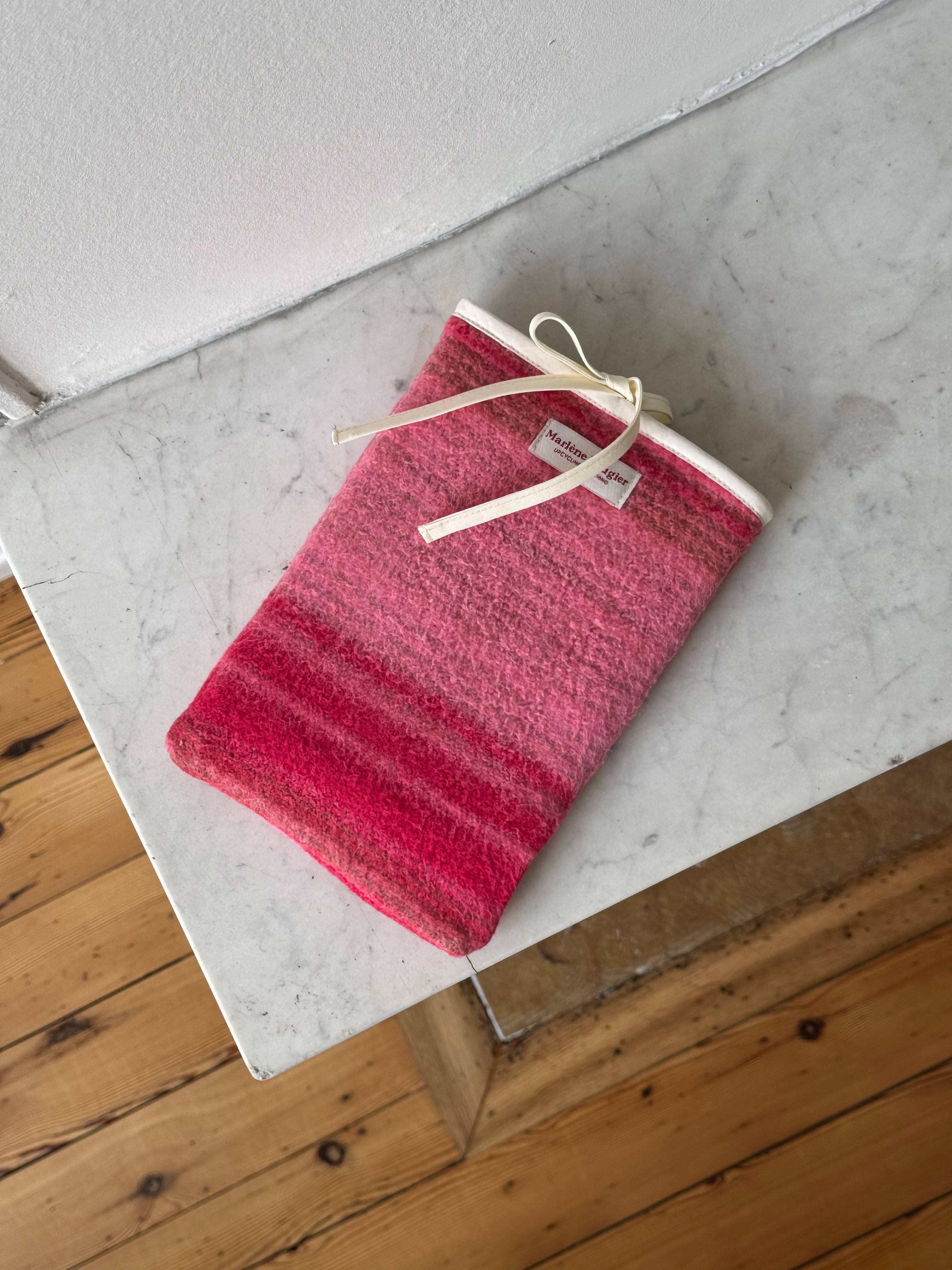 Pochette livre upcyclée laine rose rayée