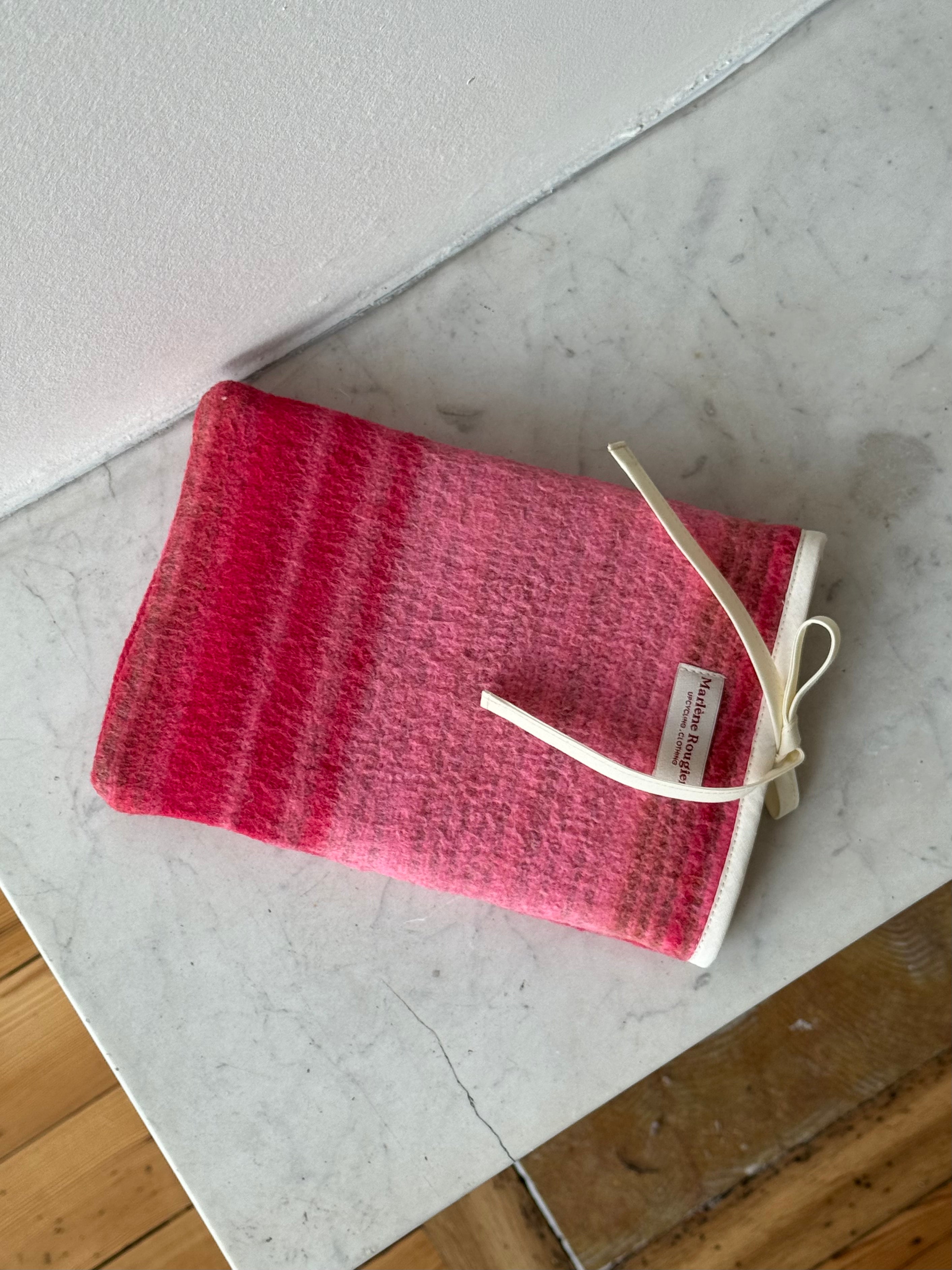 Pochette livre upcyclée laine rose rayée