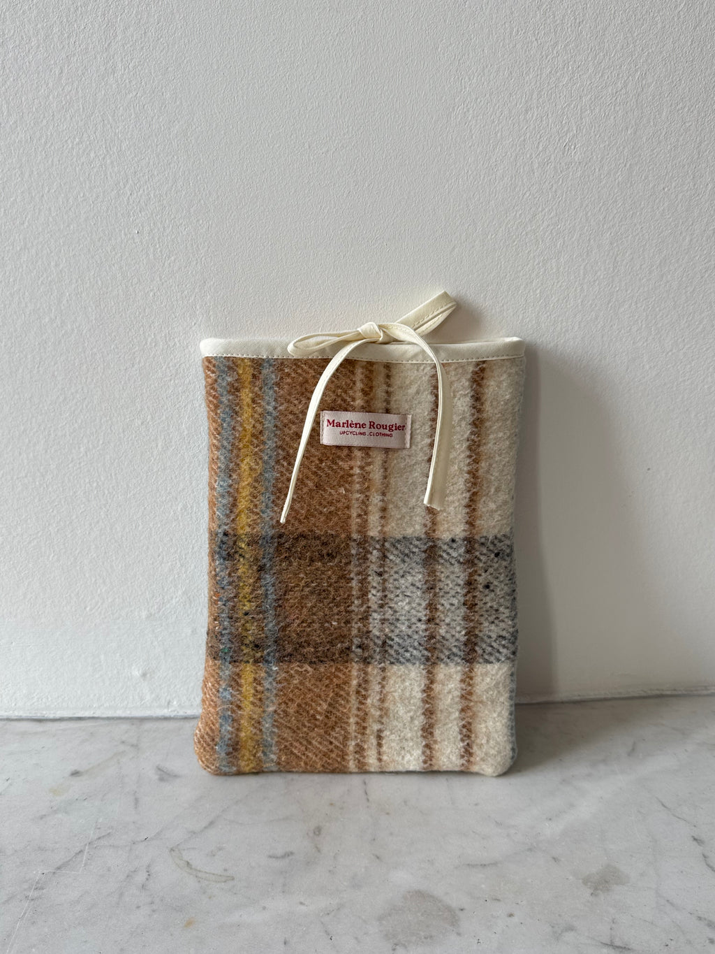 Pochette livre upcyclée laine à carreaux vintage