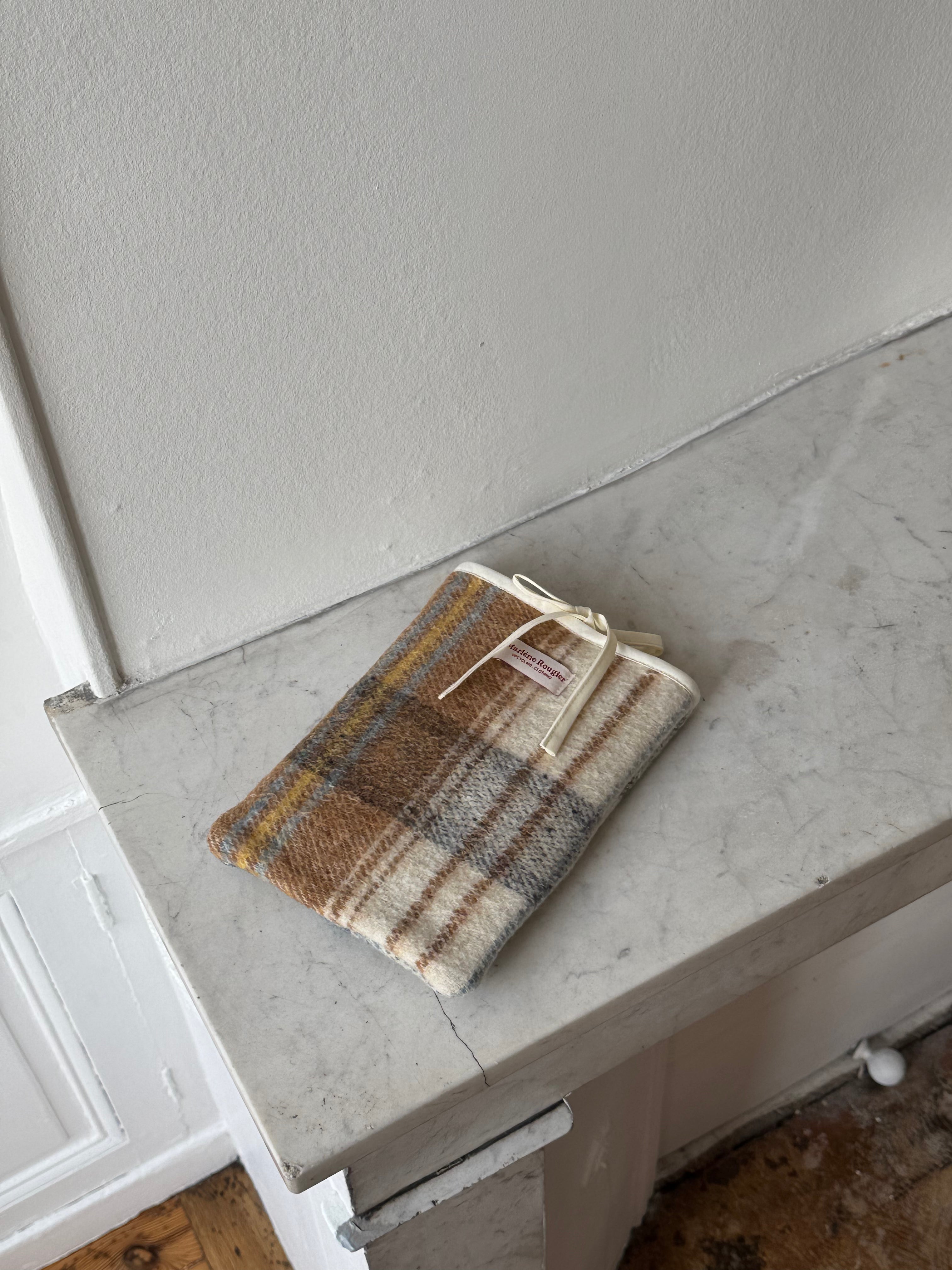 Pochette livre upcyclée laine à carreaux vintage