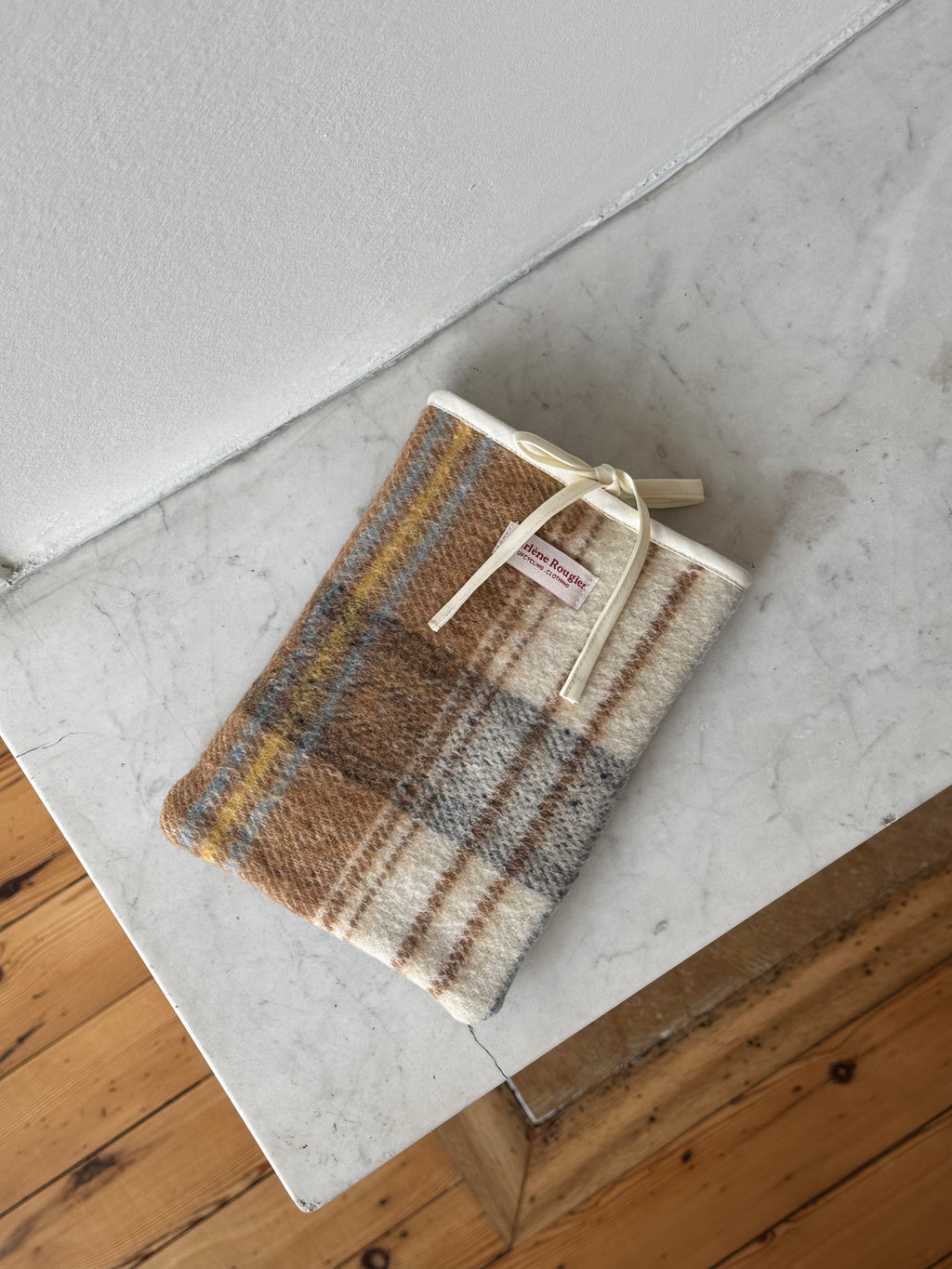Pochette livre upcyclée laine à carreaux vintage