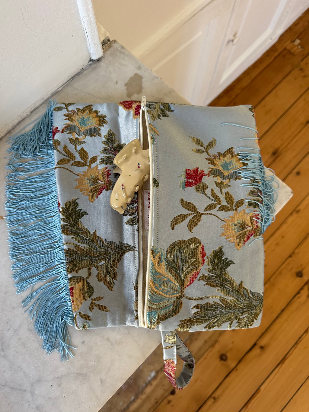 Pochette upcyclée satinée ciel et franges
