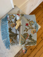 Pochette upcyclée satinée ciel et franges