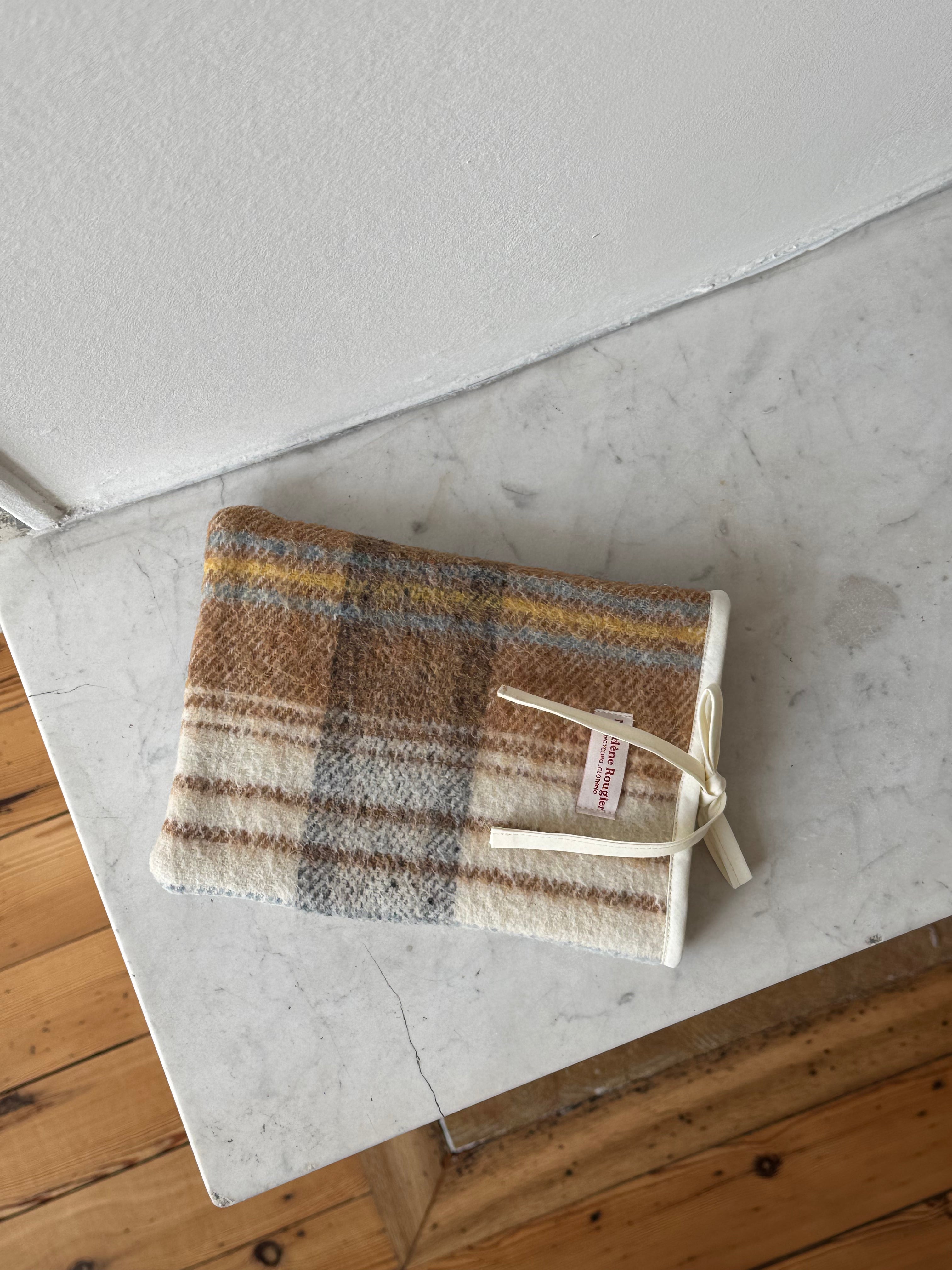 Pochette livre upcyclée laine à carreaux vintage