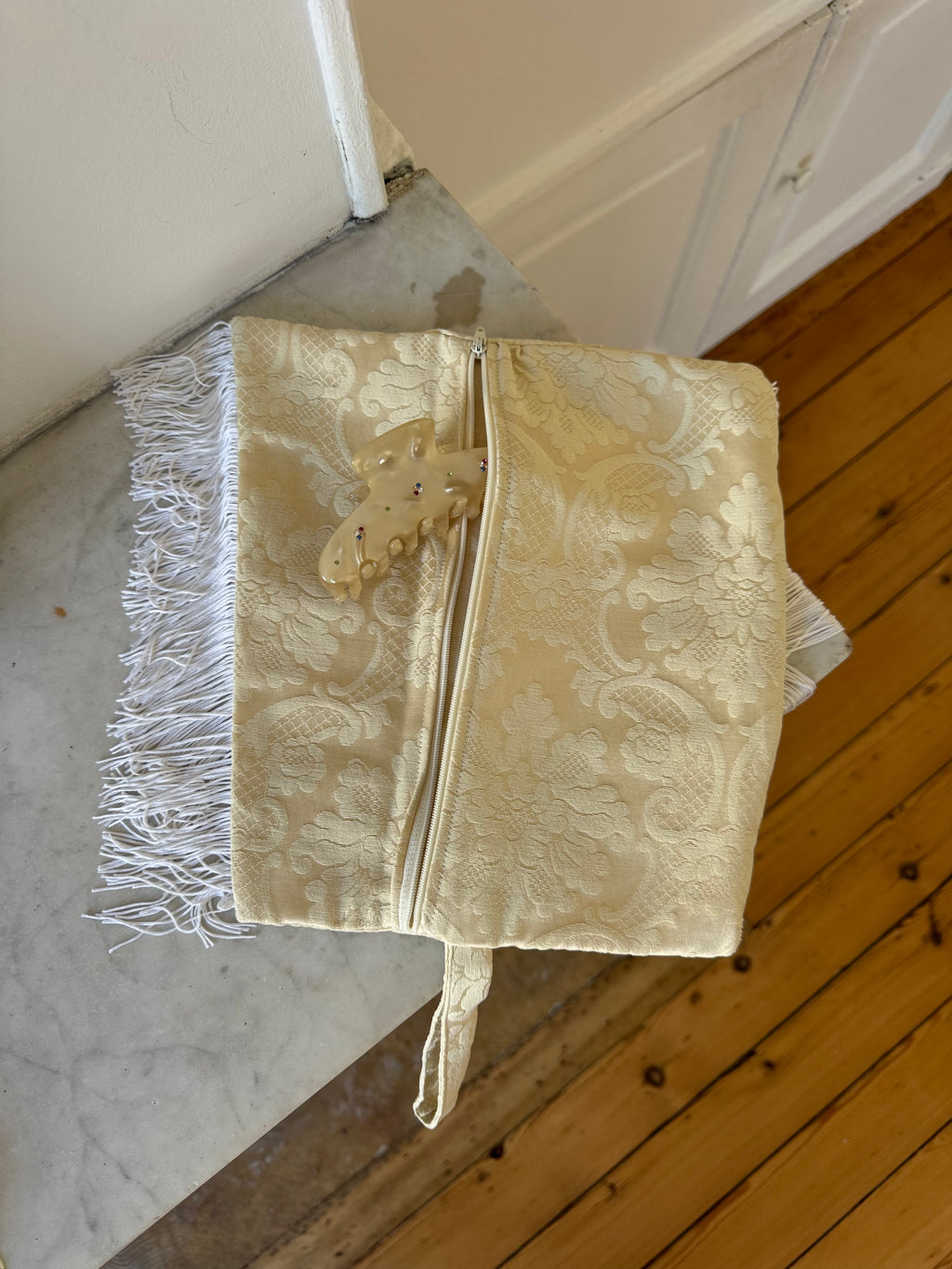 Pochette upcyclée satinée crème et franges