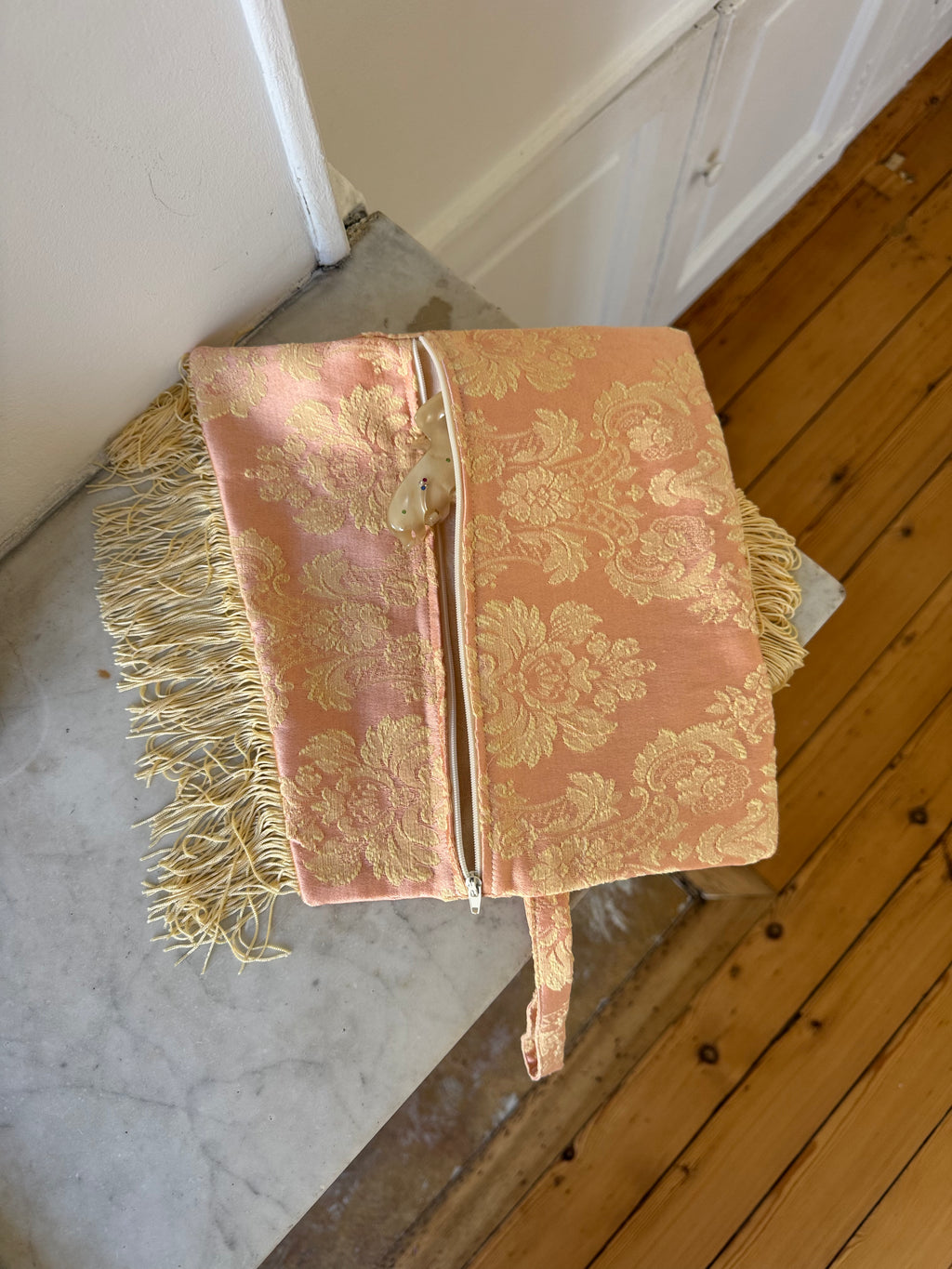 Pochette upcyclée rose pâle et franges