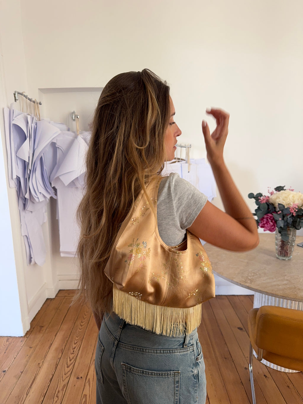 Sac upcyclé satiné doré et franges