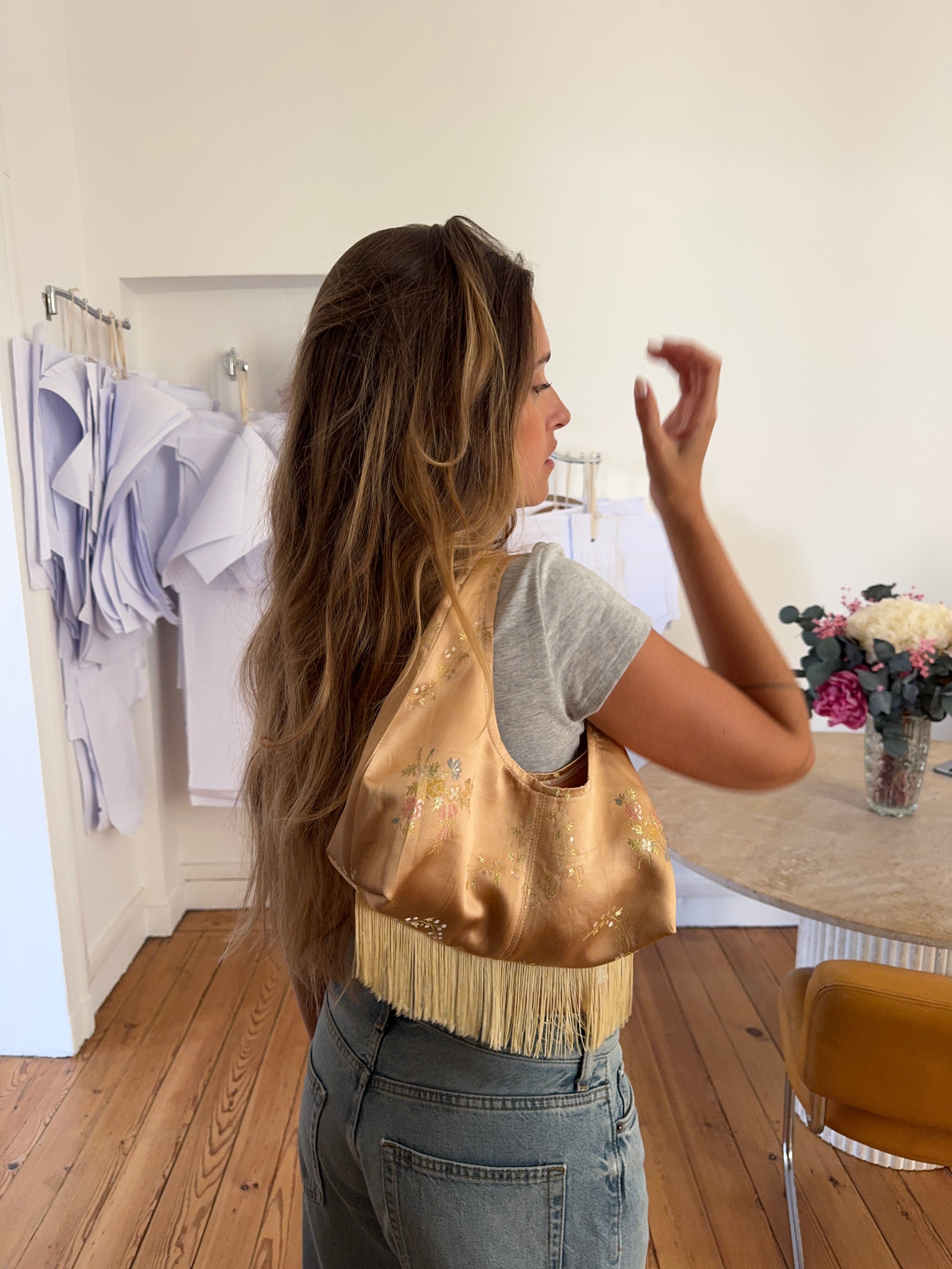 Sac upcyclé satiné doré et franges