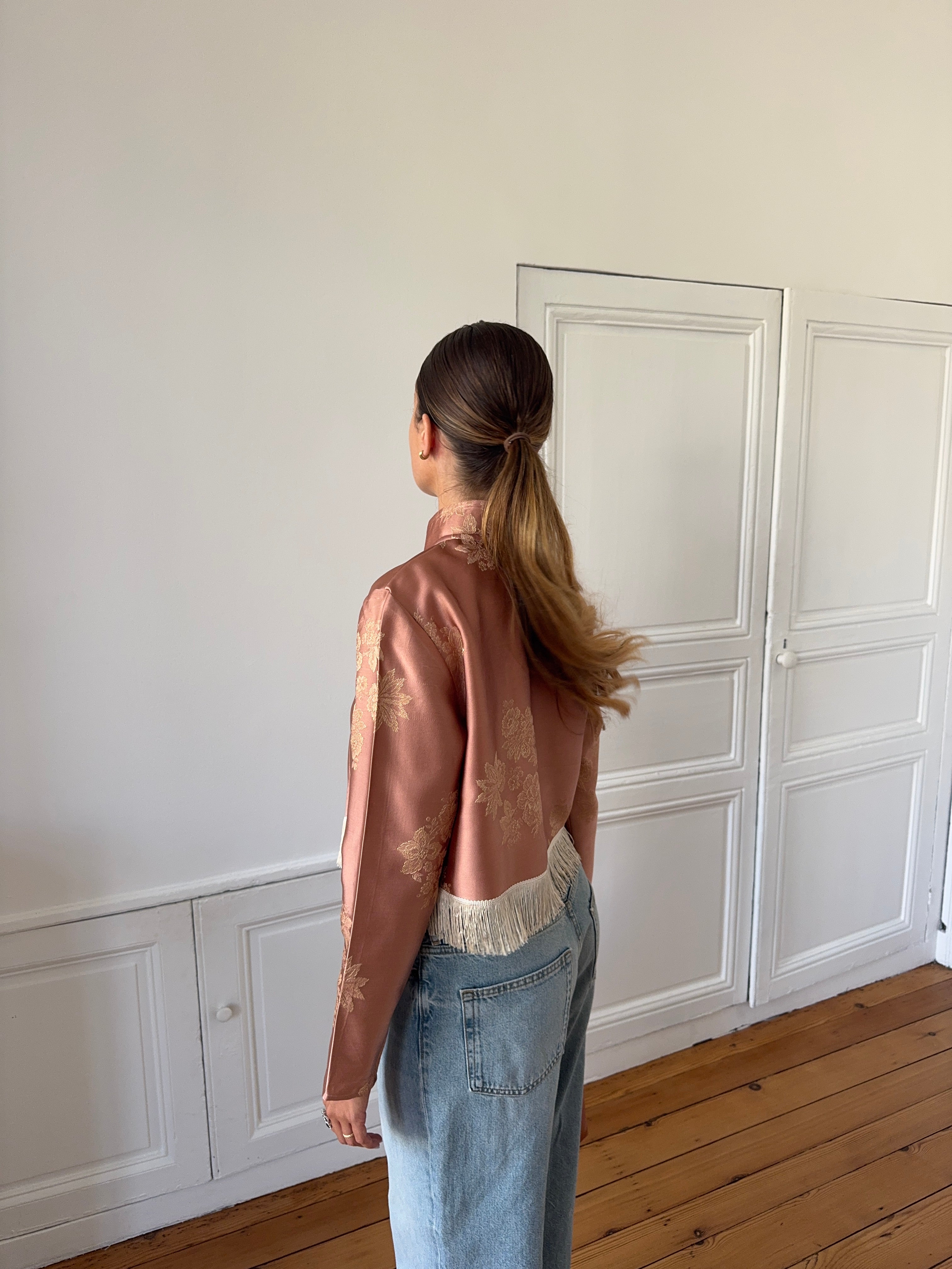 Veste courte upcyclée satinée cuivrée et franges