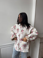 Veste upcyclée matelassée blanche à fleurs