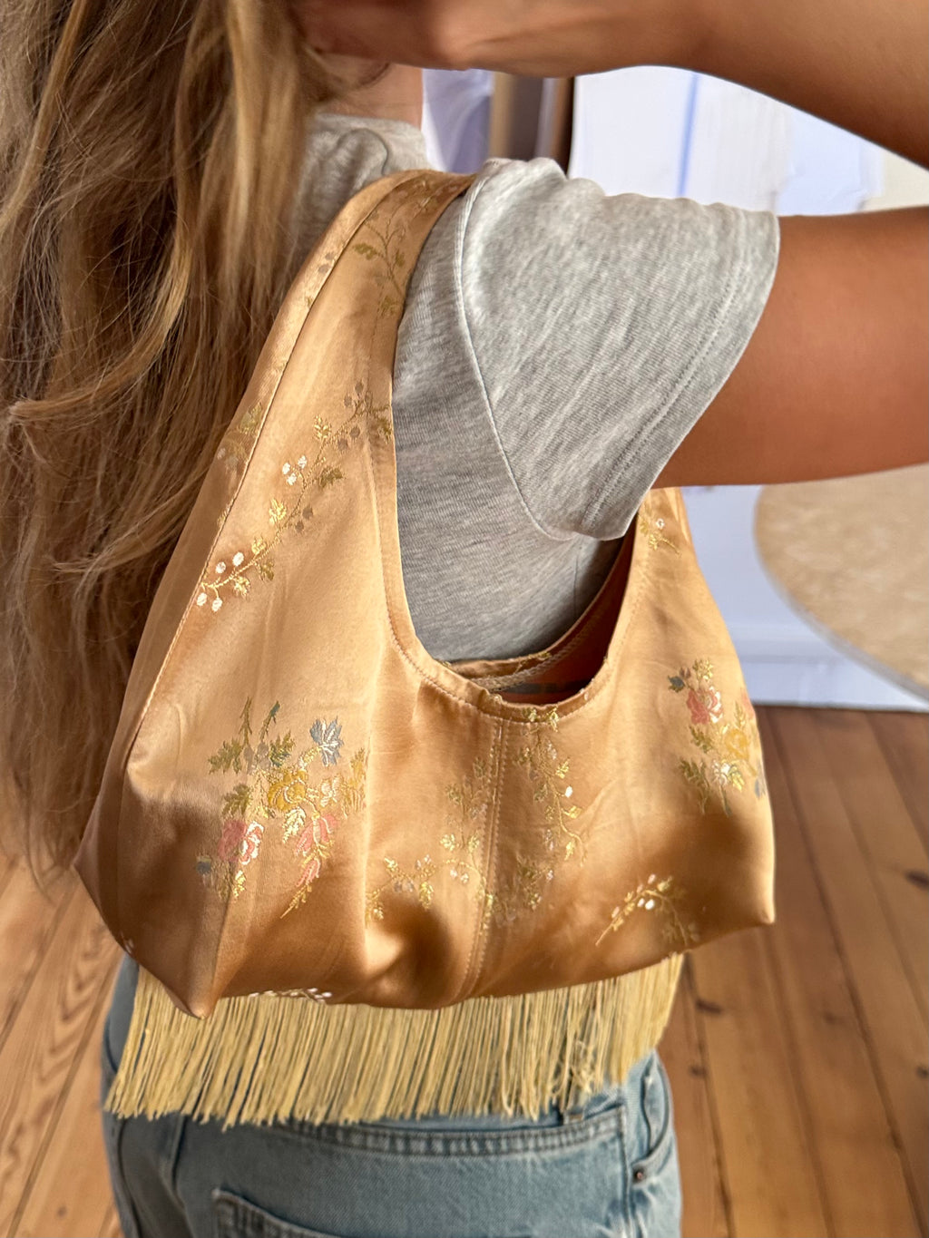Sac upcyclé satiné doré et franges