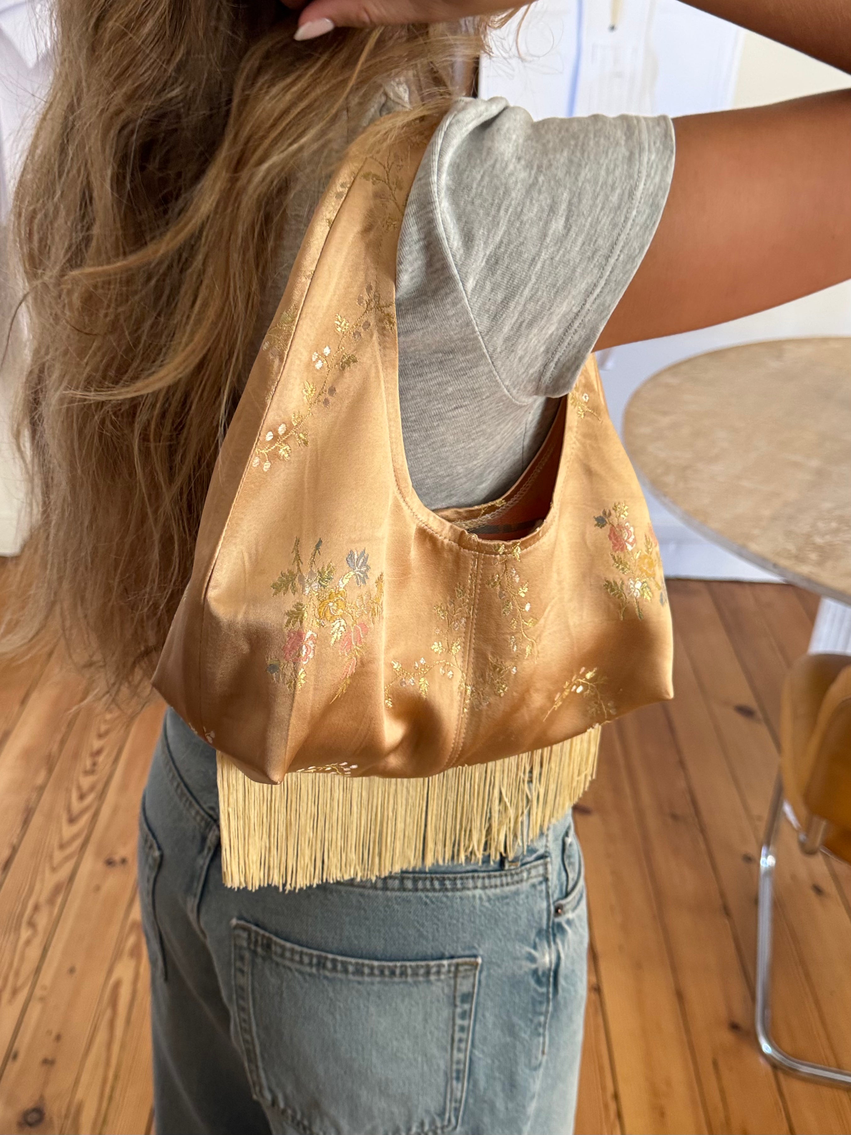Sac upcyclé satiné doré et franges