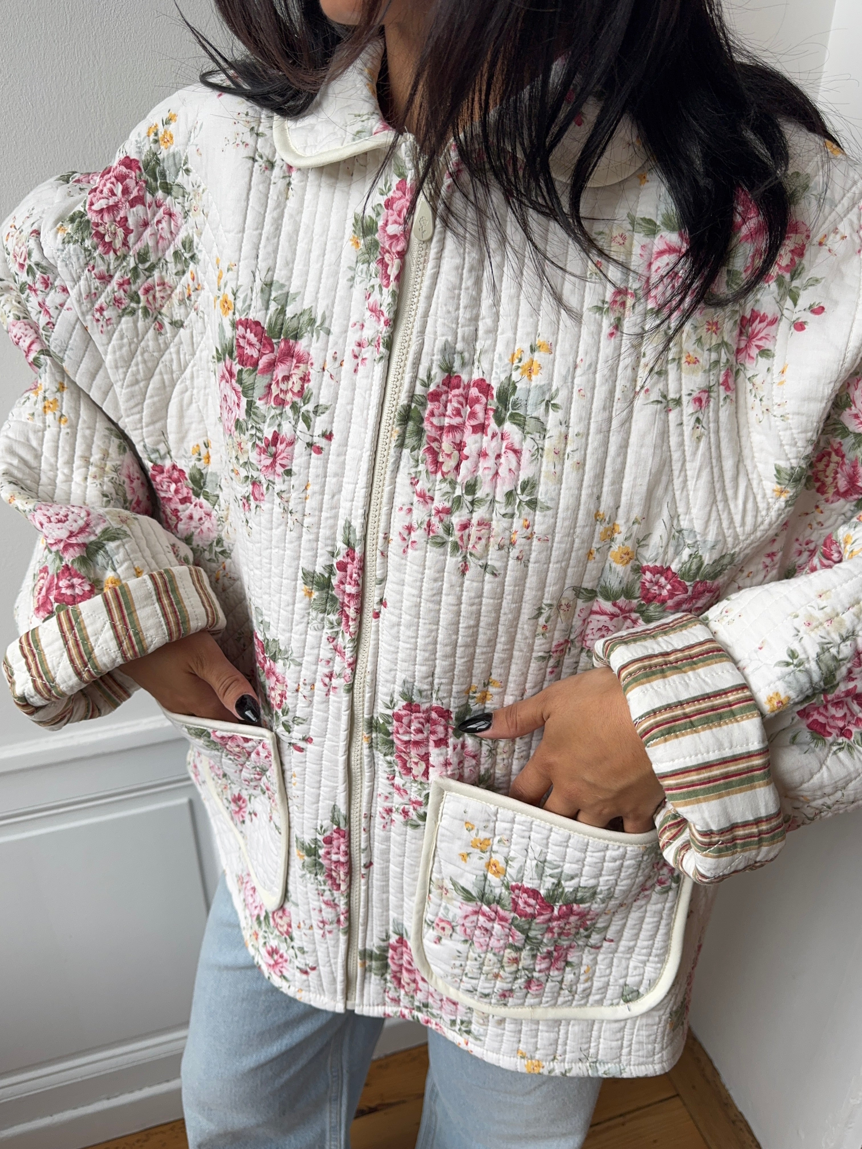 Veste upcyclée matelassée blanche à fleurs