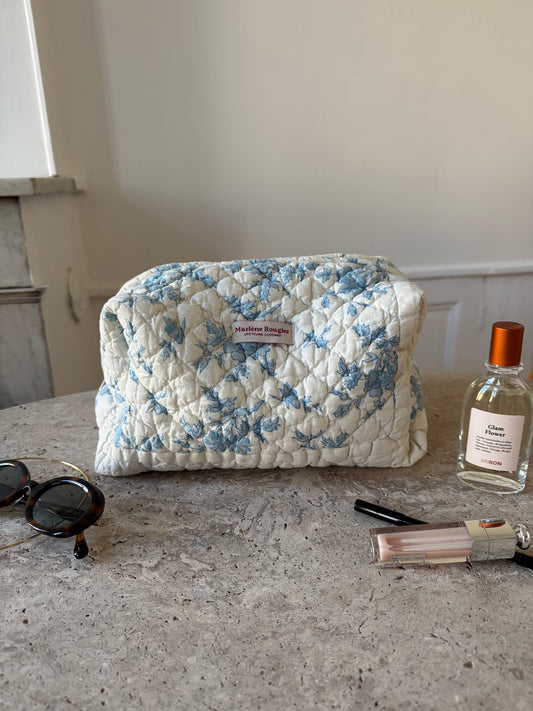 Trousse upcyclée matelassée blanche à fleurs bleues