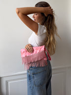 Pochette upcyclée satinée rose et franges