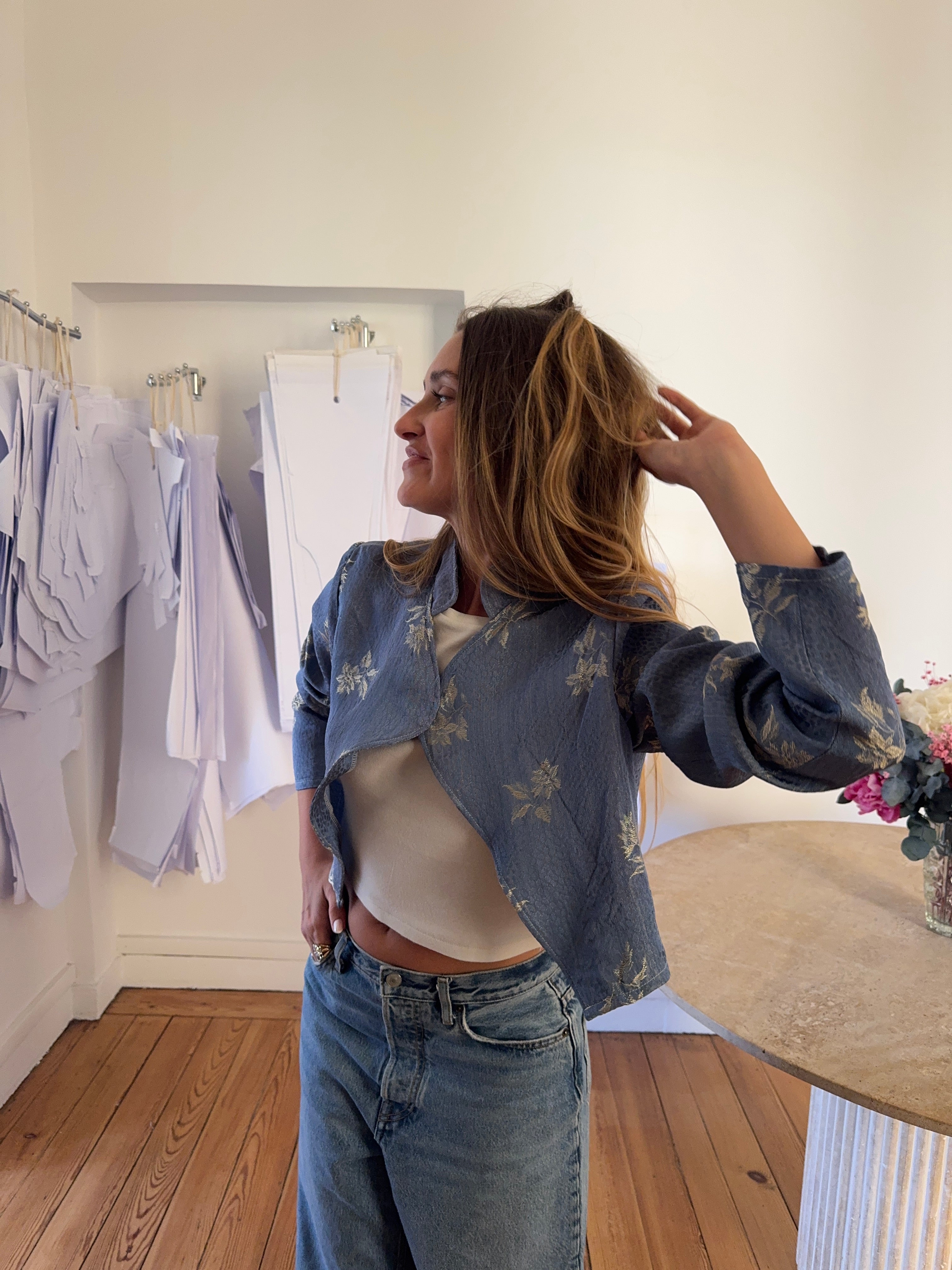 Veste courte upcyclée bleu satiné à motifs vintage